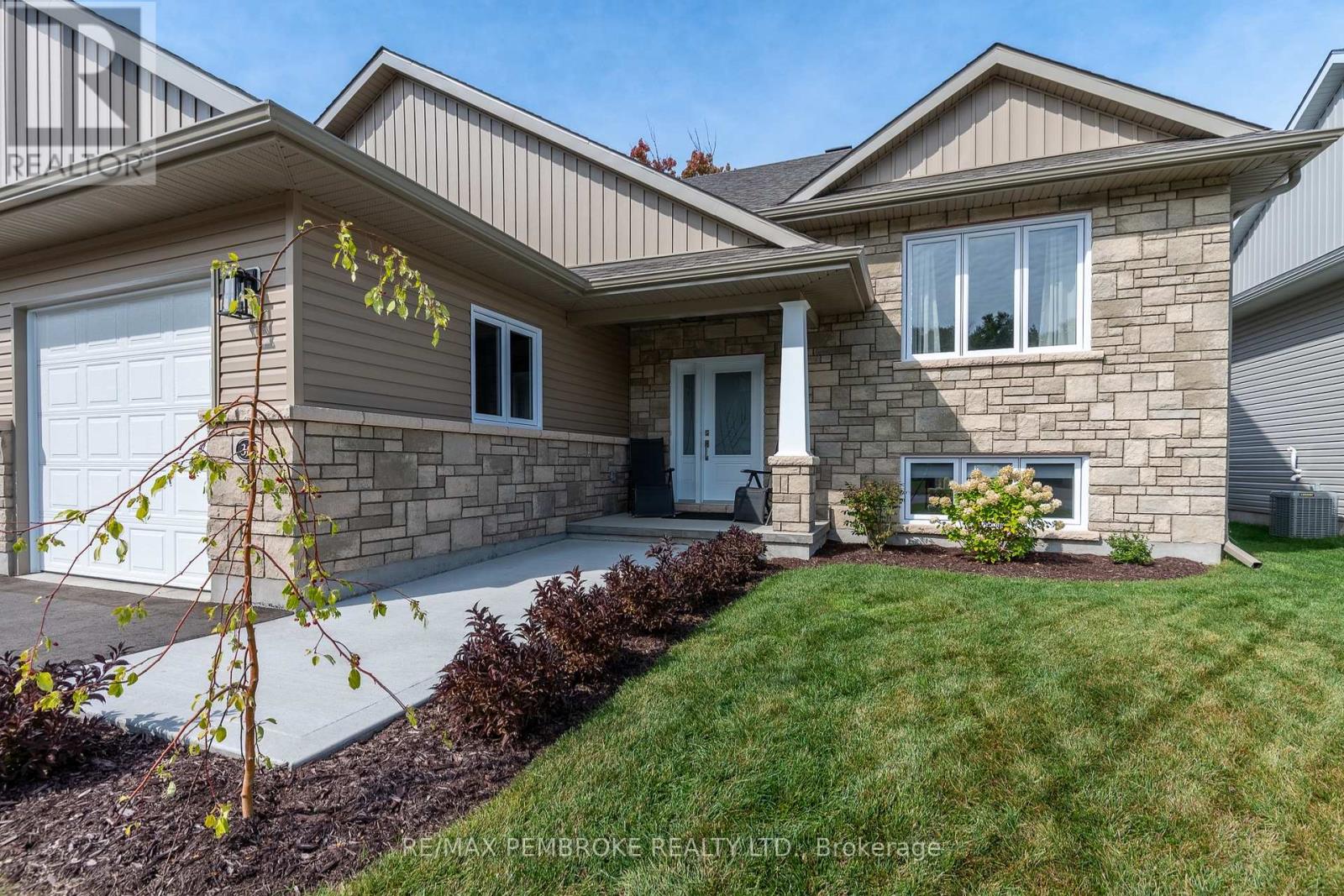 36 Zachary Street, Petawawa, Ontario  K8H 0G5 - Photo 2 - X12427982