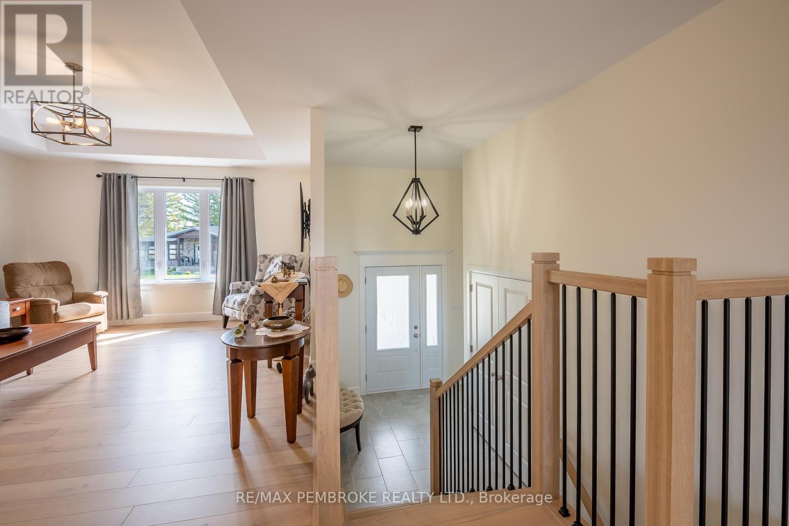 36 Zachary Street, Petawawa, Ontario  K8H 0G5 - Photo 9 - X12427982