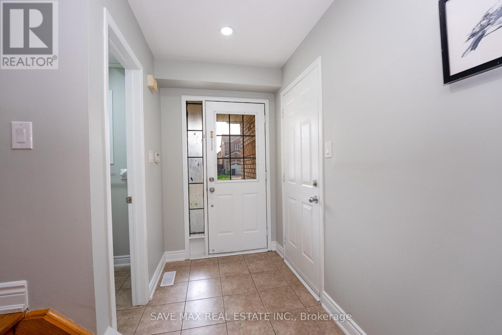 33 Heathwood Drive, Brampton, Ontario  L7A 1Y6 - Photo 4 - W12427966