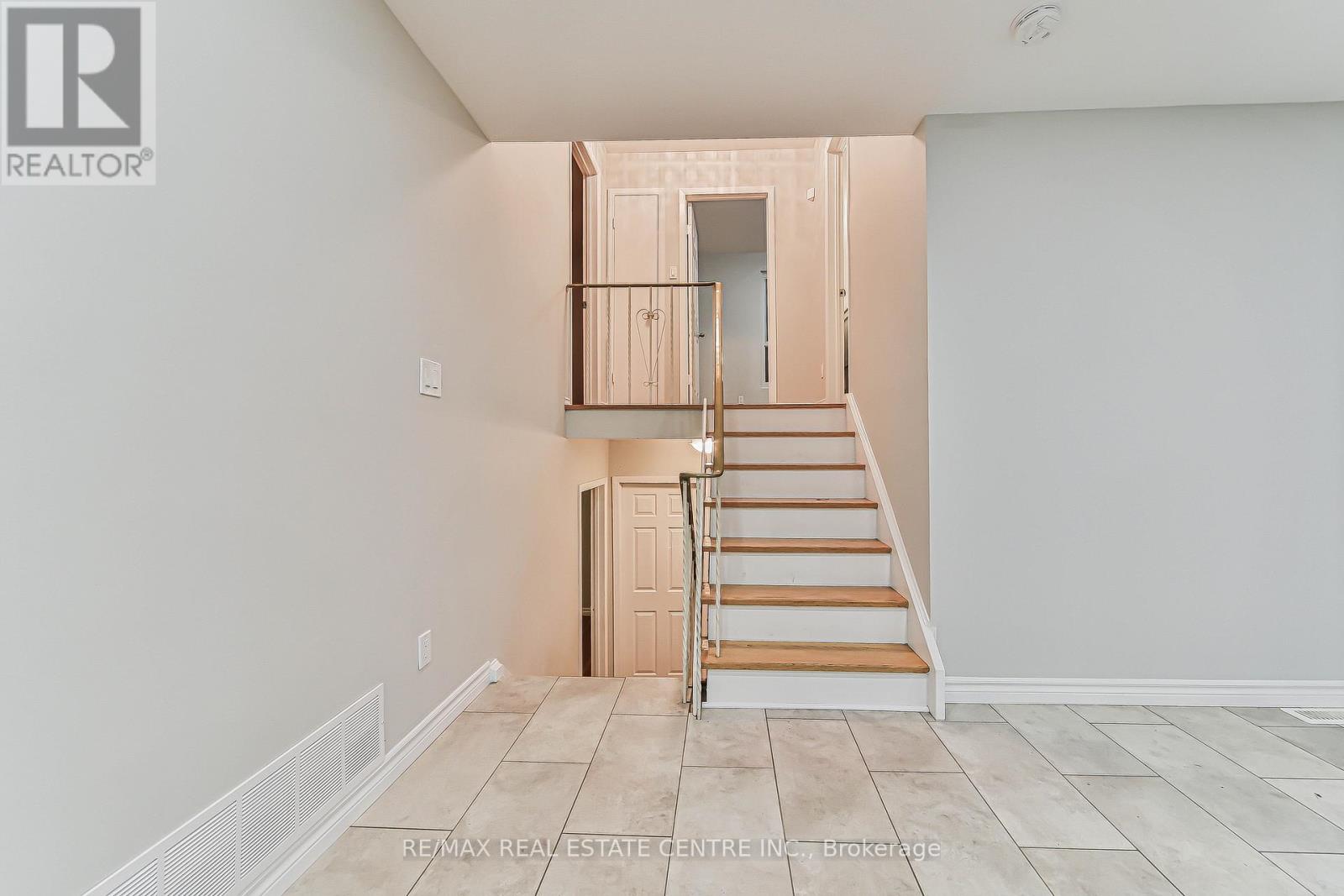 17 Shirley Street, Orangeville, Ontario  L9W 2T3 - Photo 11 - W12423422