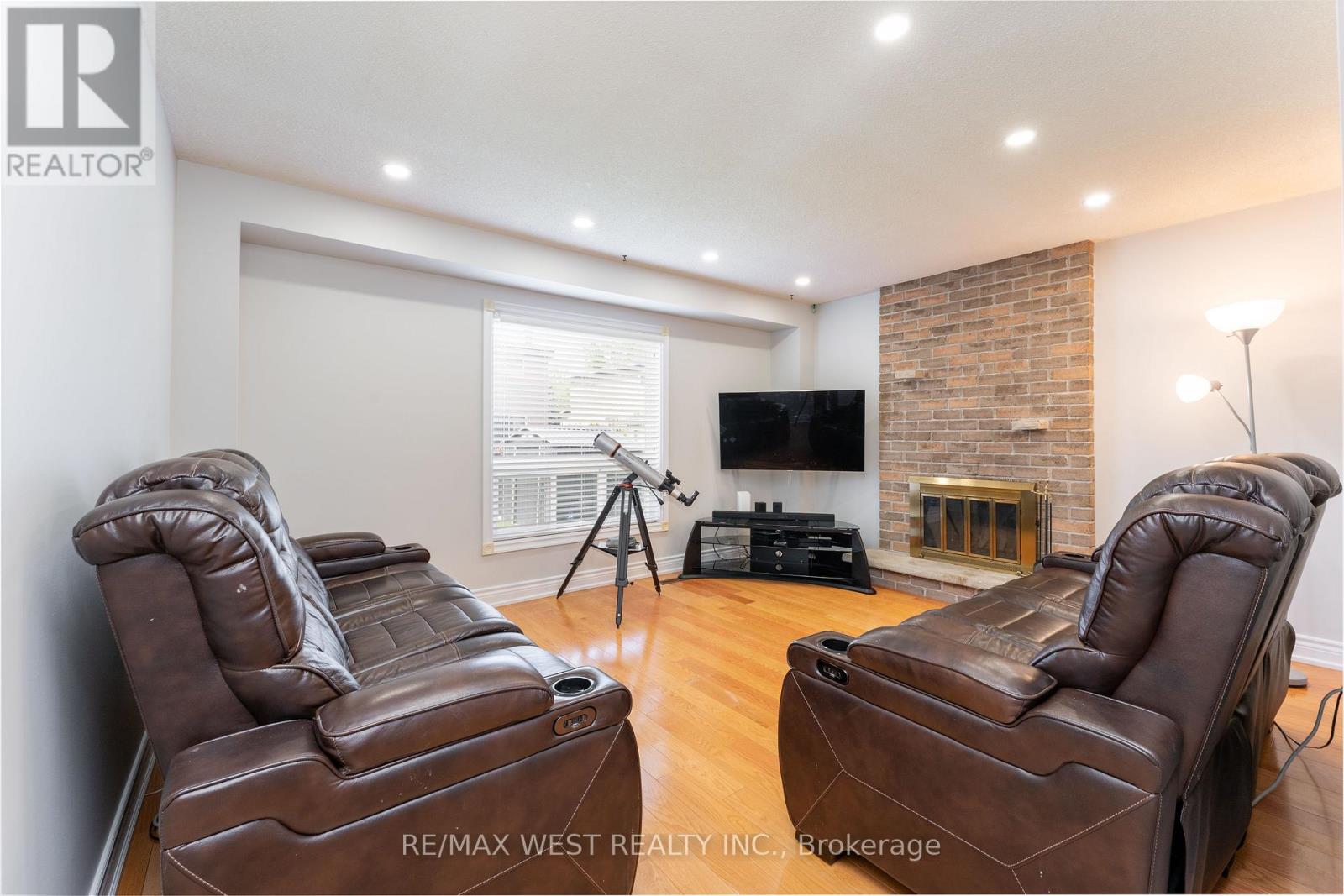 991 Mannington Lane, Mississauga, Ontario  L4W 3X6 - Photo 11 - W12427978