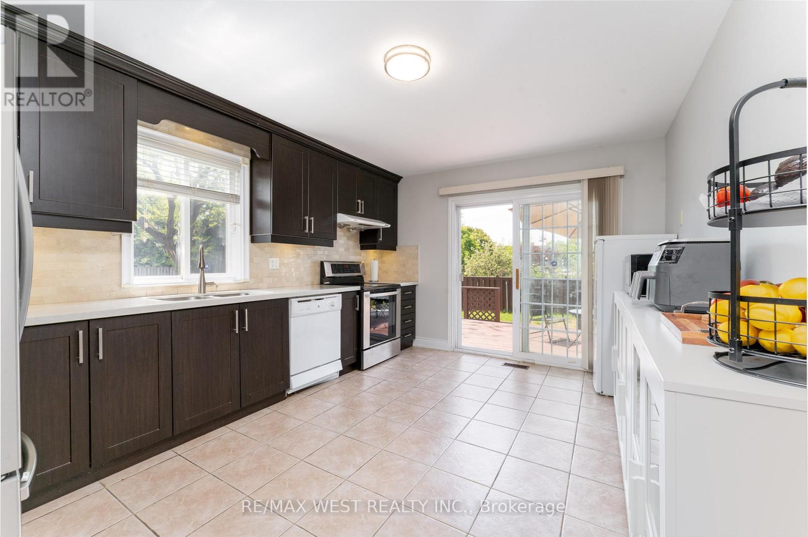 991 Mannington Lane, Mississauga, Ontario  L4W 3X6 - Photo 12 - W12427978