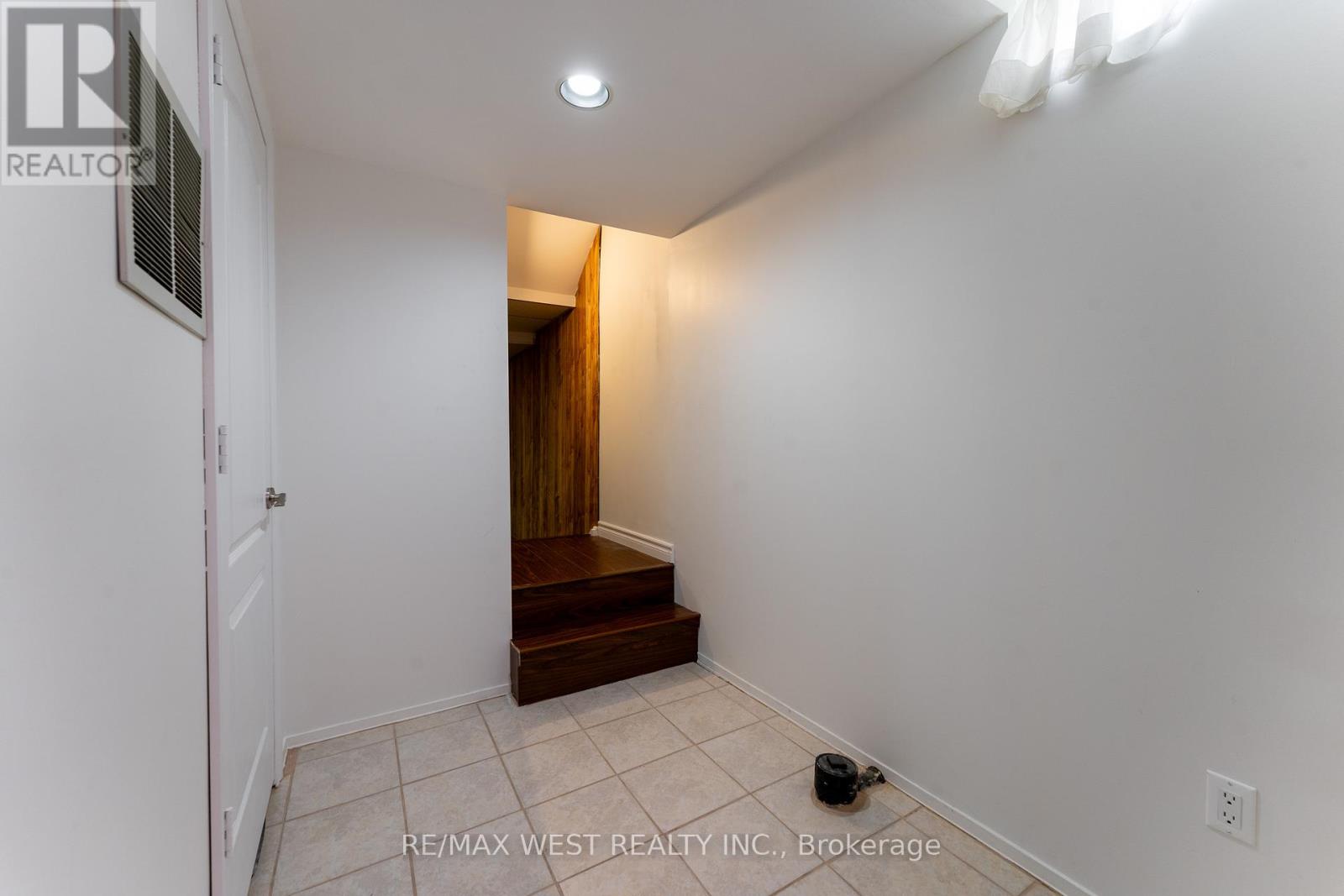 991 Mannington Lane, Mississauga, Ontario  L4W 3X6 - Photo 23 - W12427978