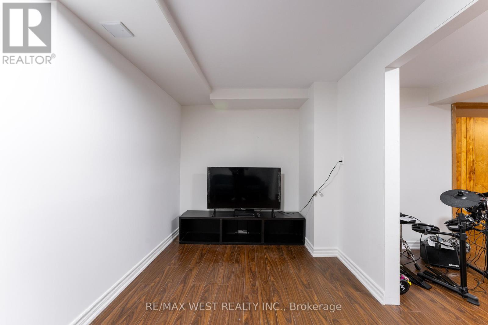 991 Mannington Lane, Mississauga, Ontario  L4W 3X6 - Photo 30 - W12427978