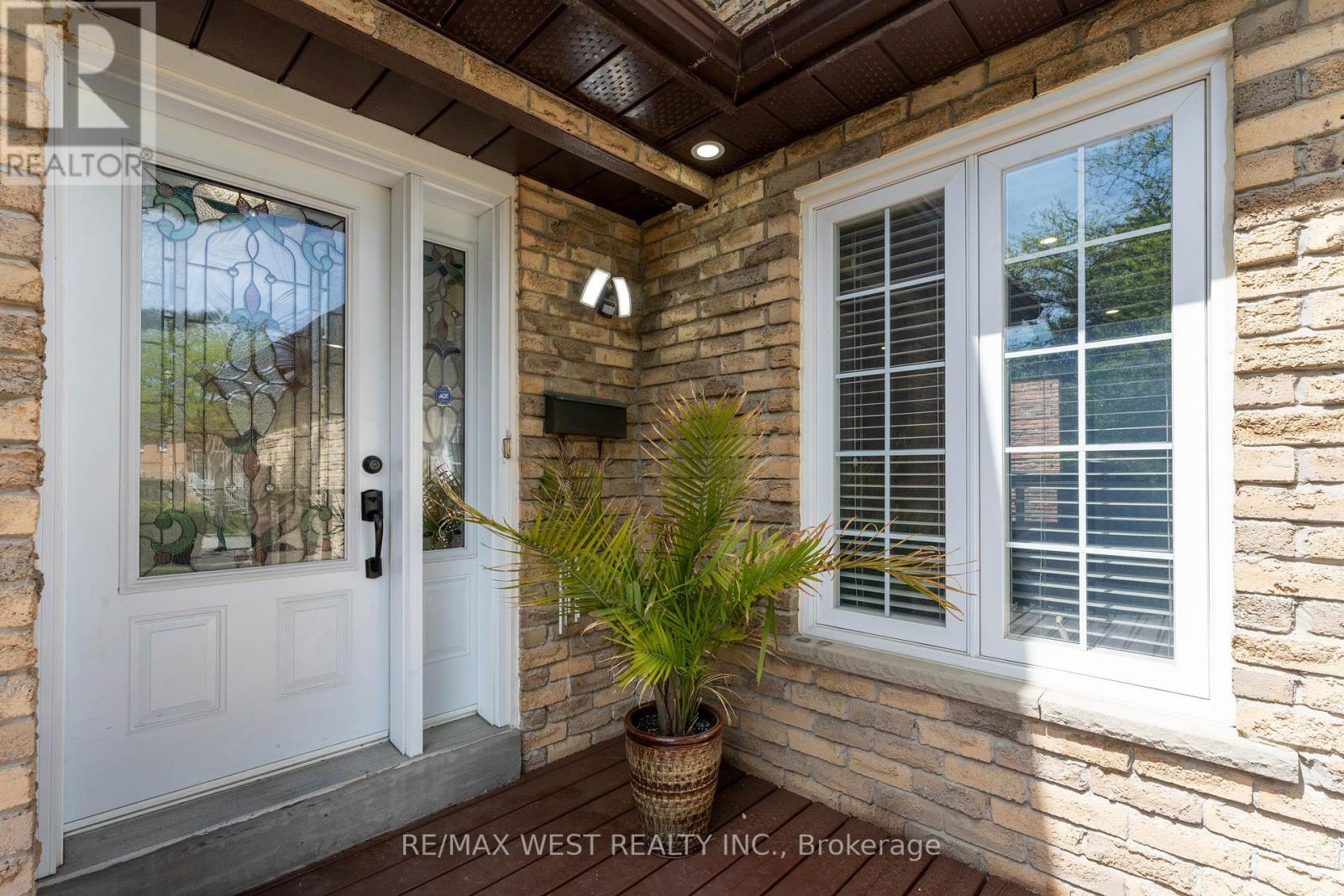 991 Mannington Lane, Mississauga, Ontario  L4W 3X6 - Photo 5 - W12427978