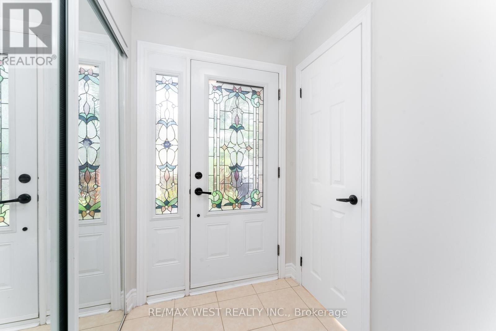 991 Mannington Lane, Mississauga, Ontario  L4W 3X6 - Photo 6 - W12427978