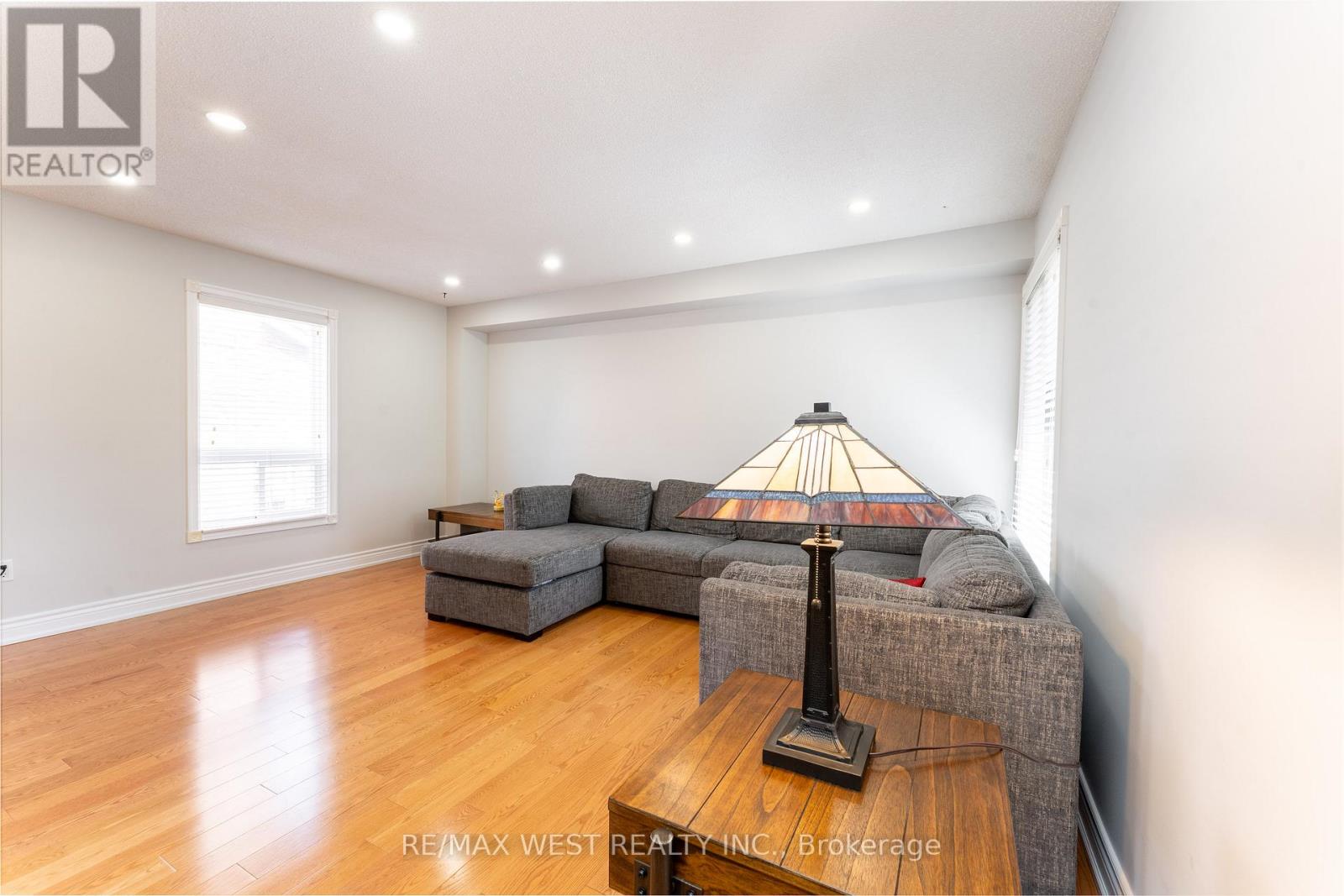 991 Mannington Lane, Mississauga, Ontario  L4W 3X6 - Photo 8 - W12427978