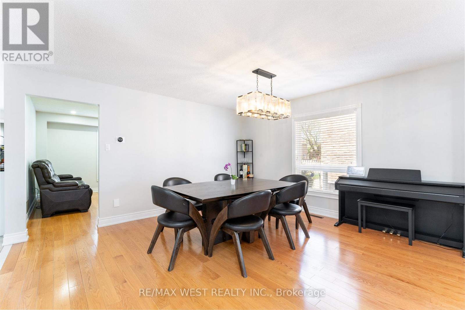 991 Mannington Lane, Mississauga, Ontario  L4W 3X6 - Photo 9 - W12427978
