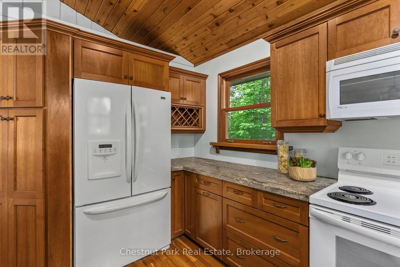 115 Woodland Drive, Huntsville, Ontario  P1H 1A7 - Photo 13 - X12428063