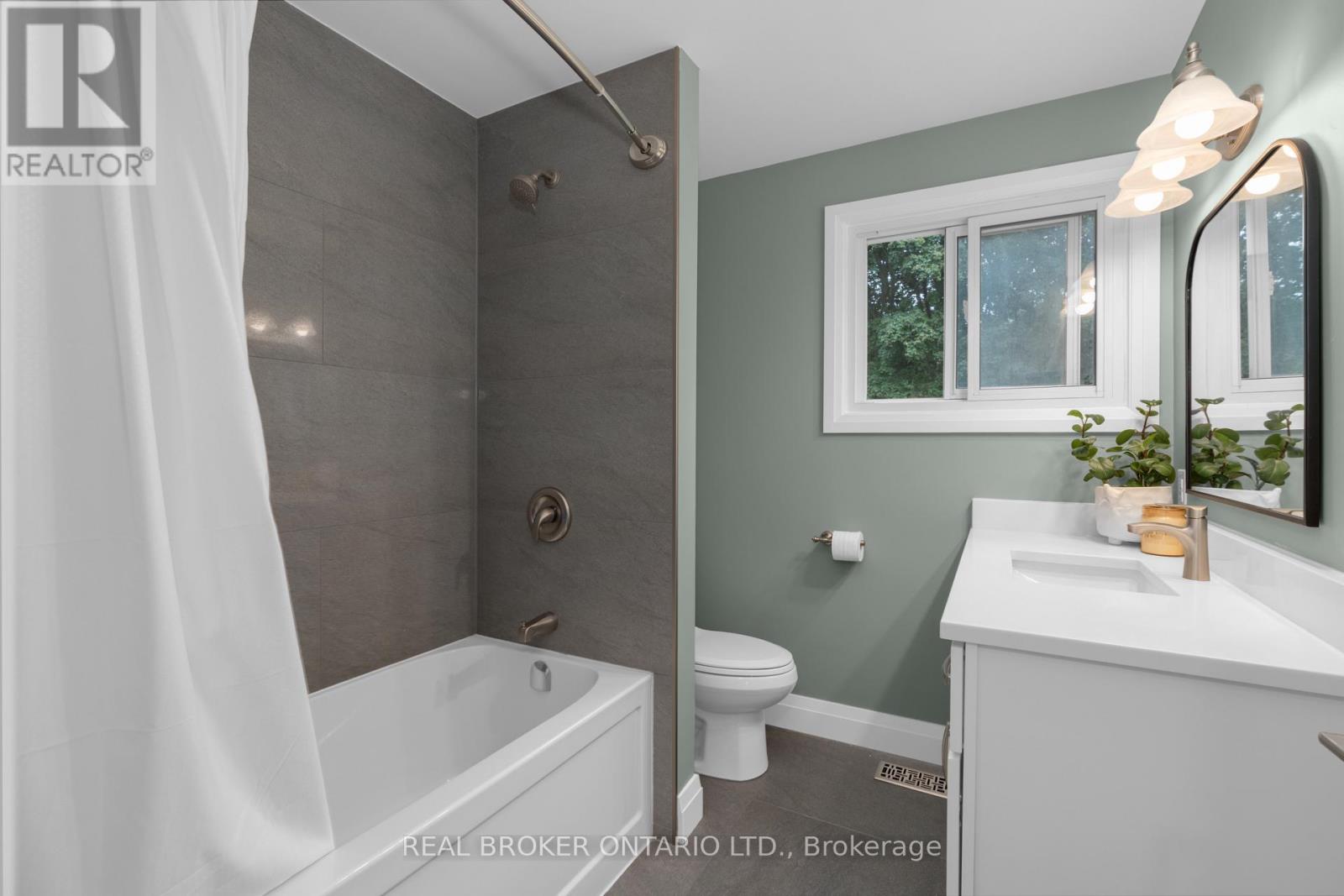 17 Locke Avenue, Clearview, Ontario  L0M 1S0 - Photo 15 - S12427999