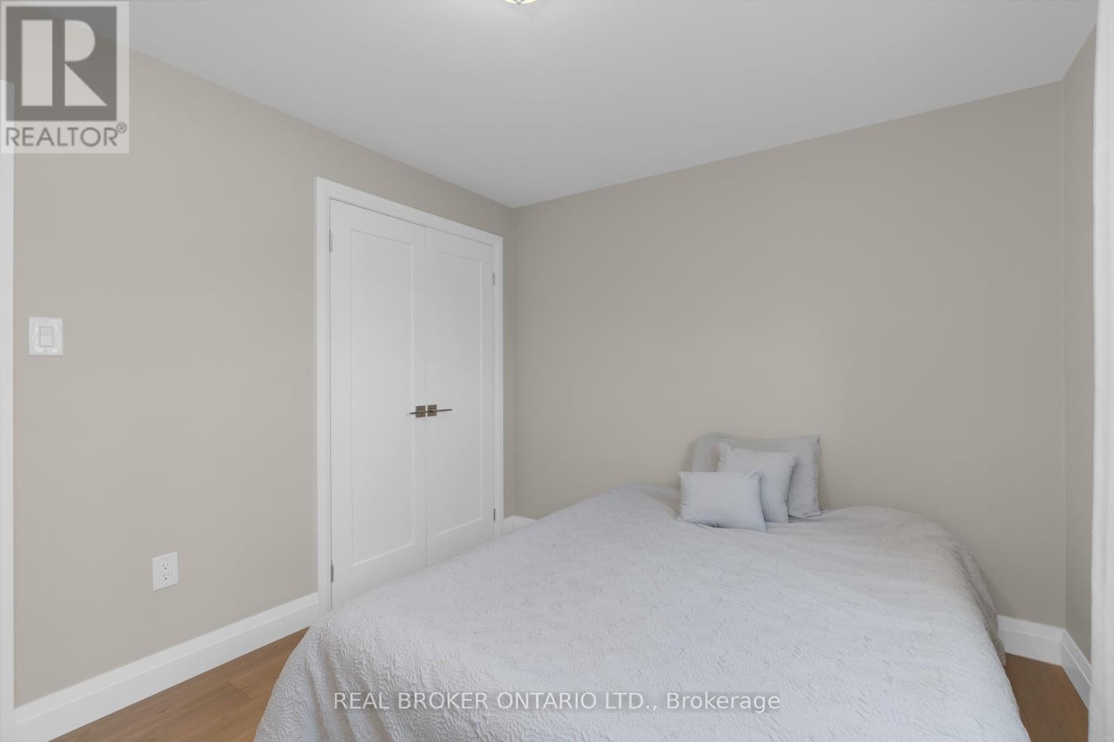 17 Locke Avenue, Clearview, Ontario  L0M 1S0 - Photo 17 - S12427999
