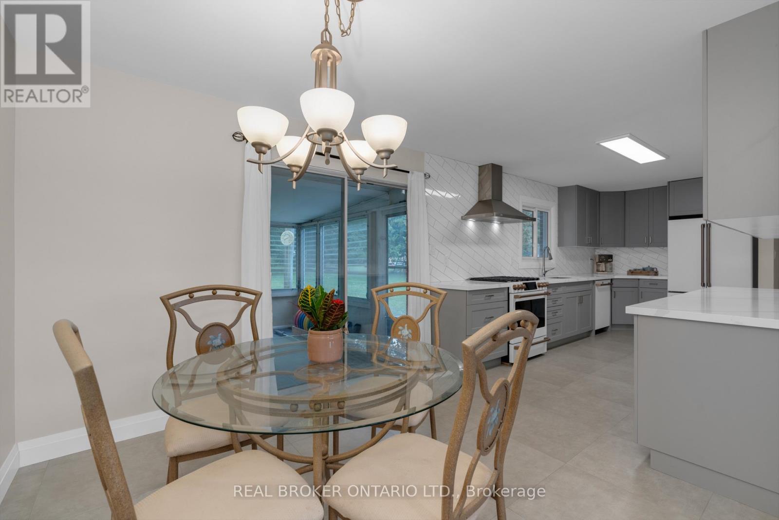 17 Locke Avenue, Clearview, Ontario  L0M 1S0 - Photo 7 - S12427999