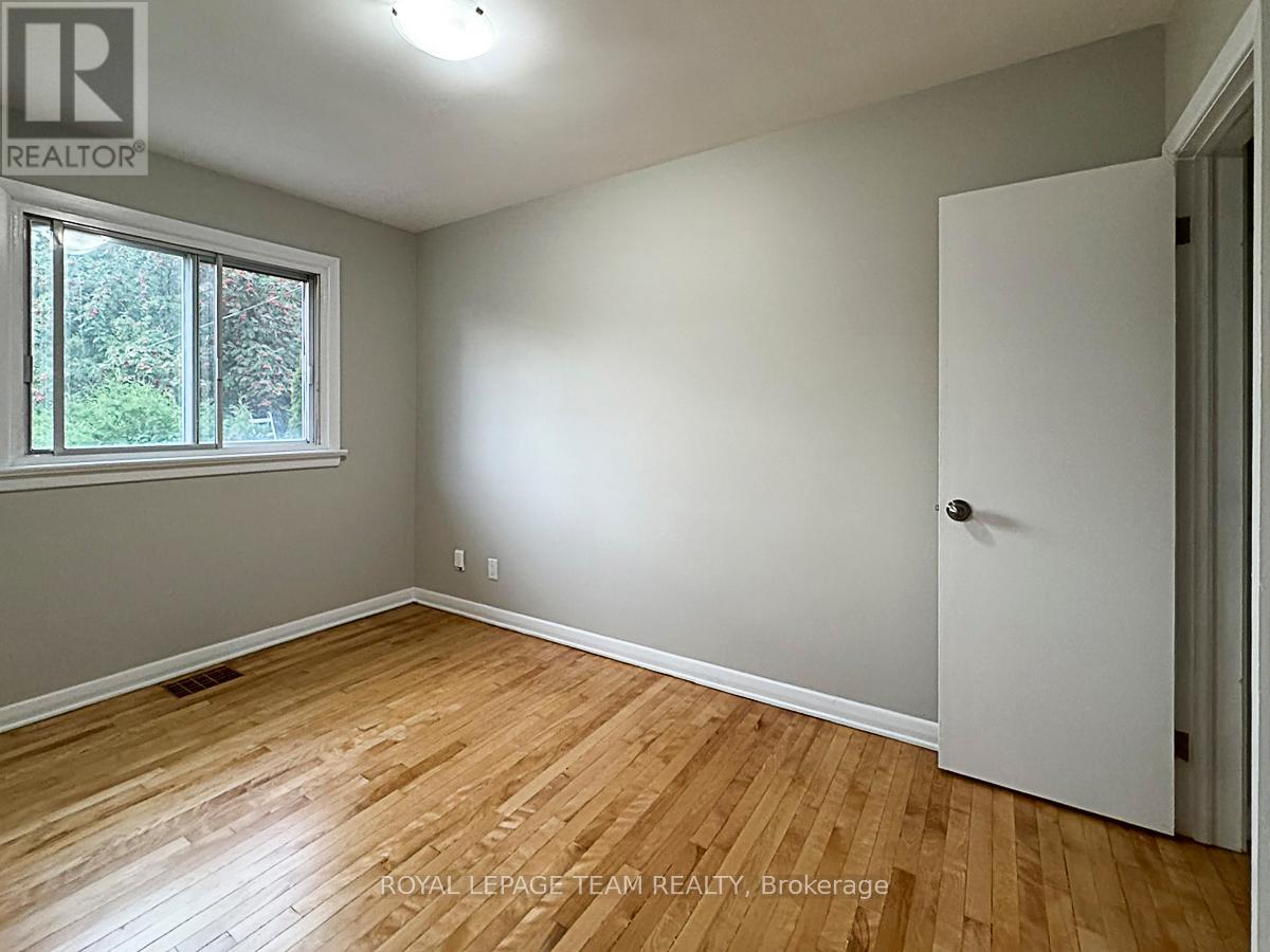 70 Crownhill Street, Ottawa, Ontario  K1J 7K8 - Photo 12 - X12428016