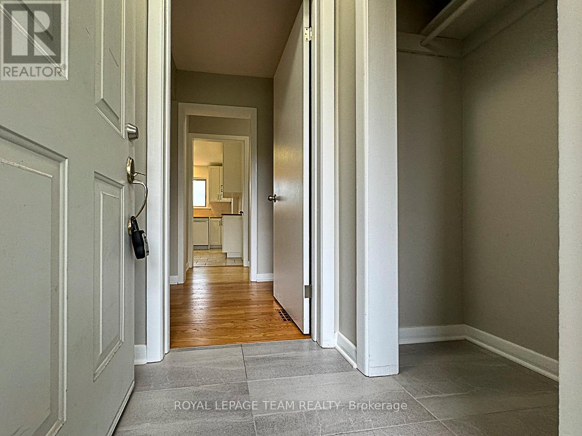 70 Crownhill Street, Ottawa, Ontario  K1J 7K8 - Photo 4 - X12428016