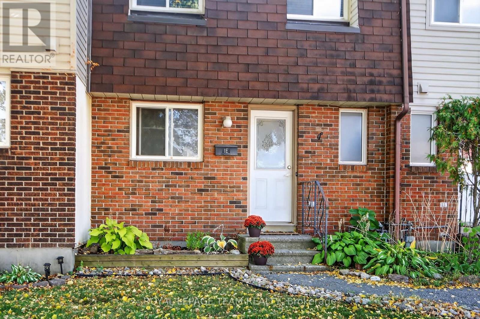 1e Seyton Drive, Ottawa, Ontario  K2H 8Y5 - Photo 3 - X12428041