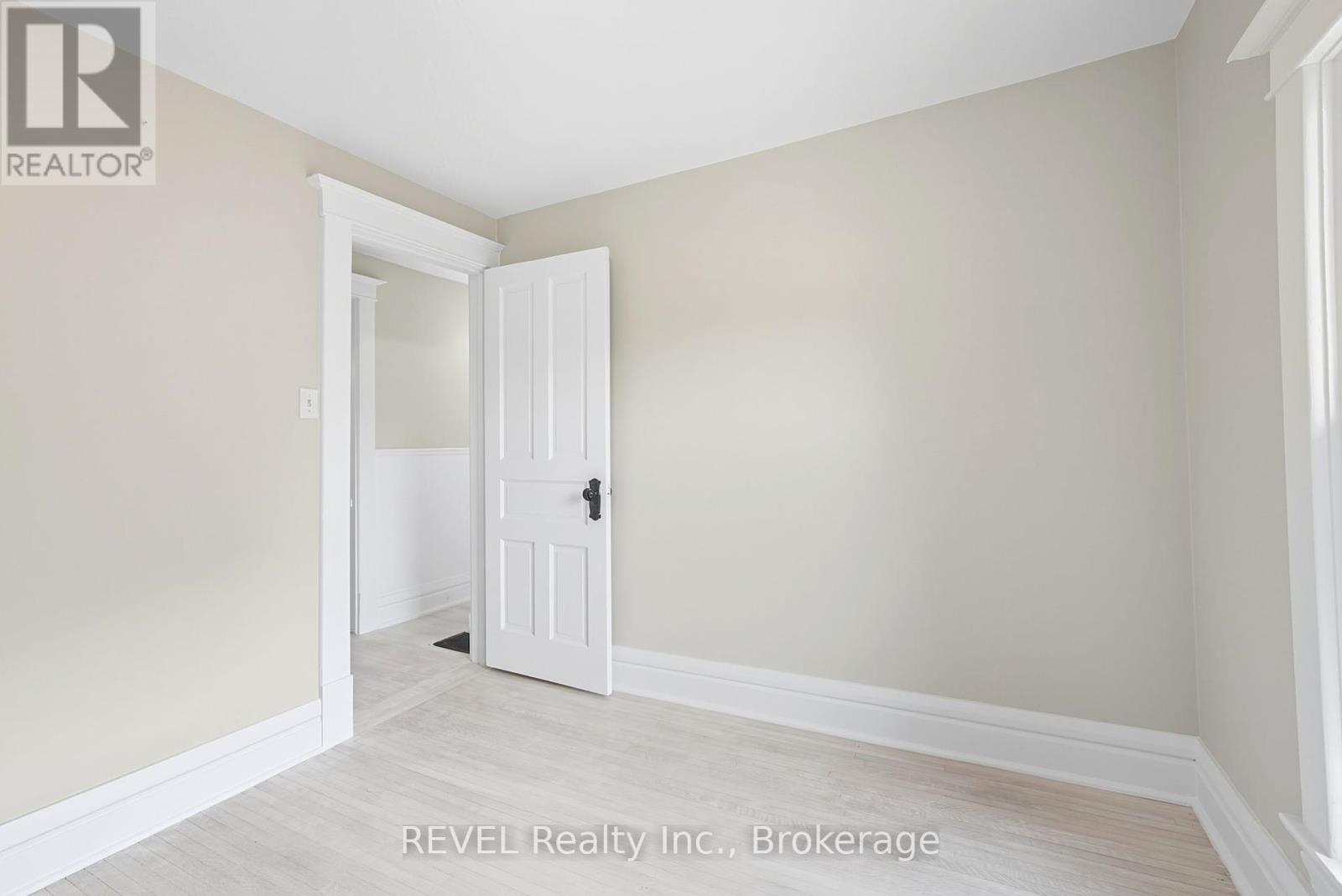 14 Bond Street, St. Catharines, Ontario  L2R 4Z2 - Photo 11 - X12428011