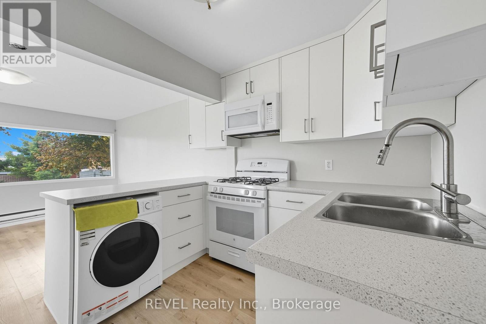 14 Bond Street, St. Catharines, Ontario  L2R 4Z2 - Photo 12 - X12428011