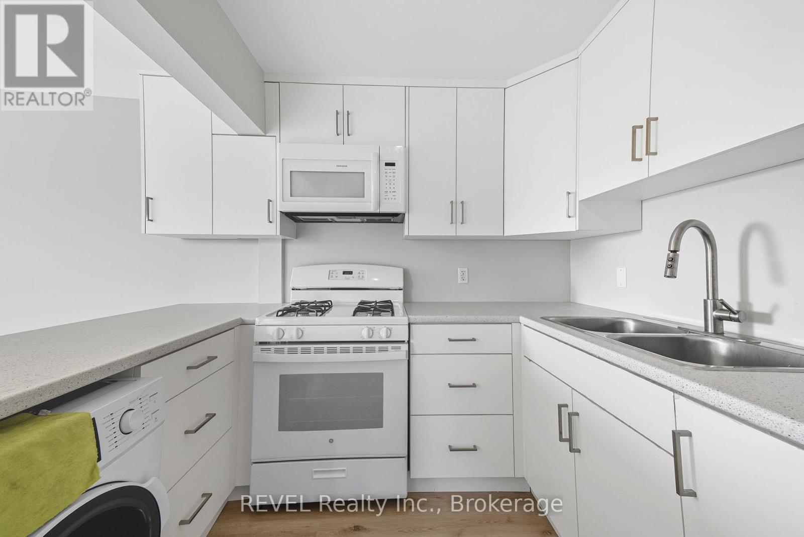 14 Bond Street, St. Catharines, Ontario  L2R 4Z2 - Photo 13 - X12428011
