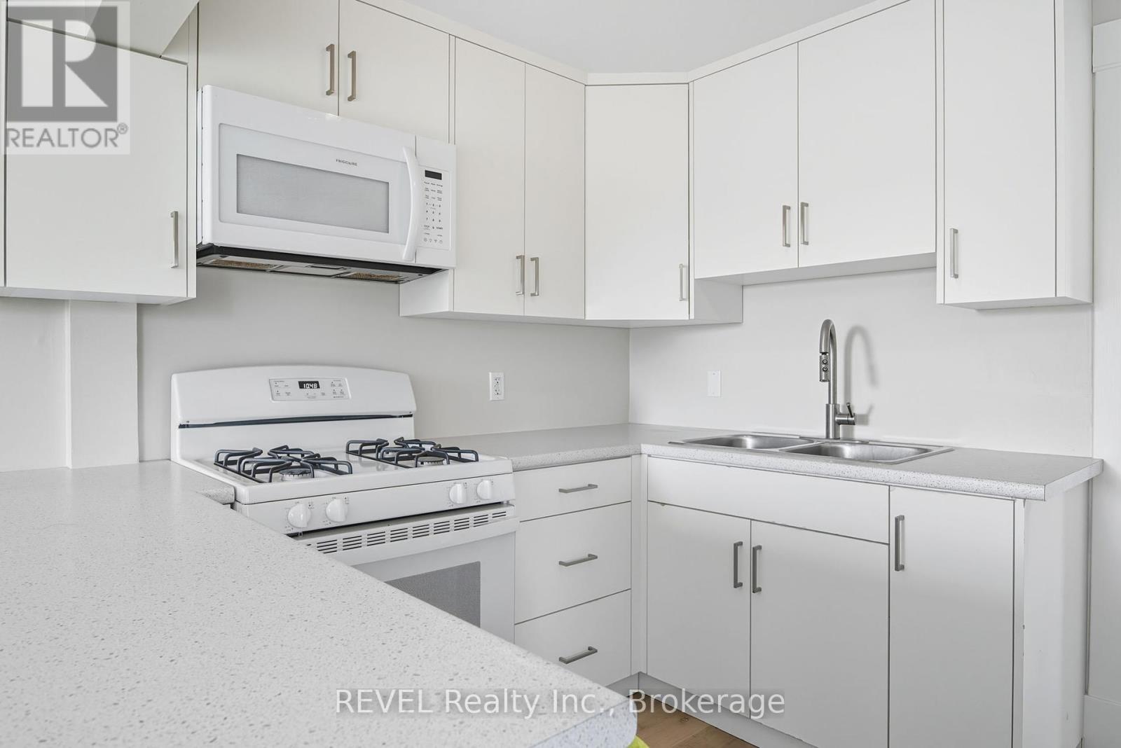 14 Bond Street, St. Catharines, Ontario  L2R 4Z2 - Photo 14 - X12428011