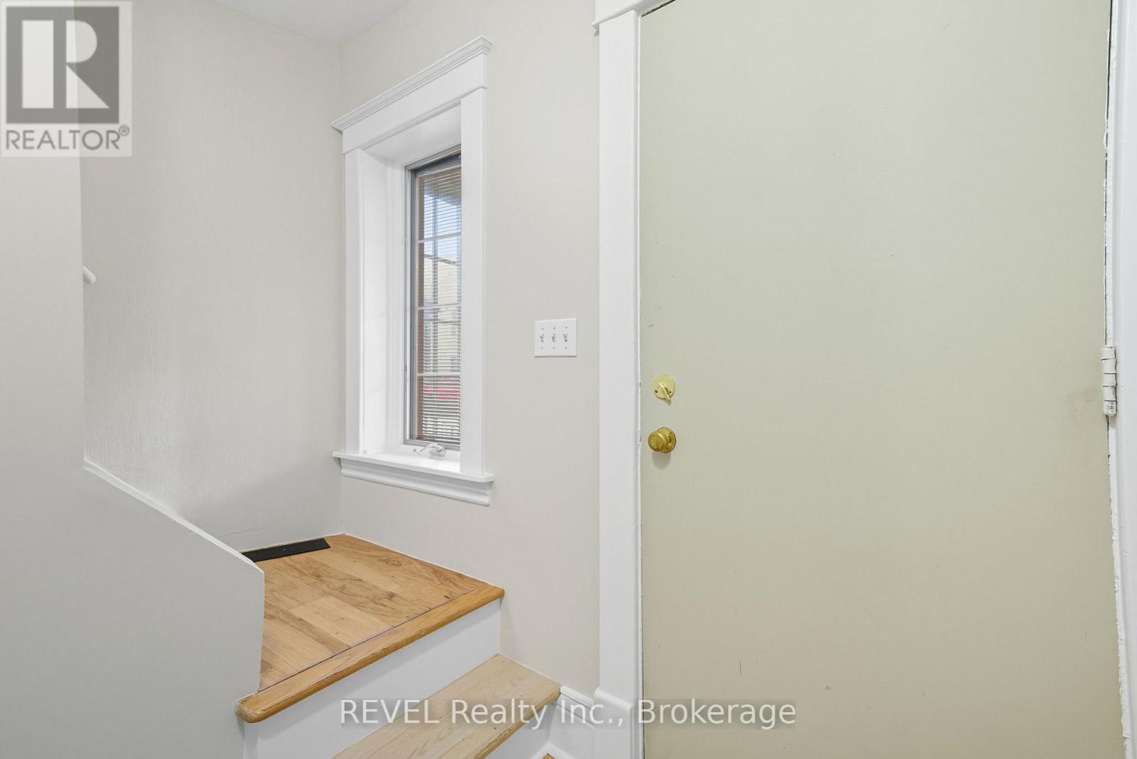 14 Bond Street, St. Catharines, Ontario  L2R 4Z2 - Photo 3 - X12428011