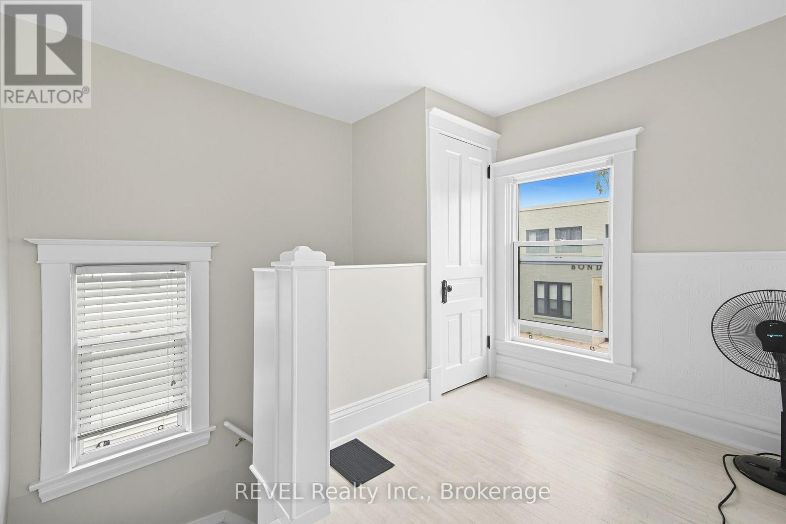 14 Bond Street, St. Catharines, Ontario  L2R 4Z2 - Photo 4 - X12428011