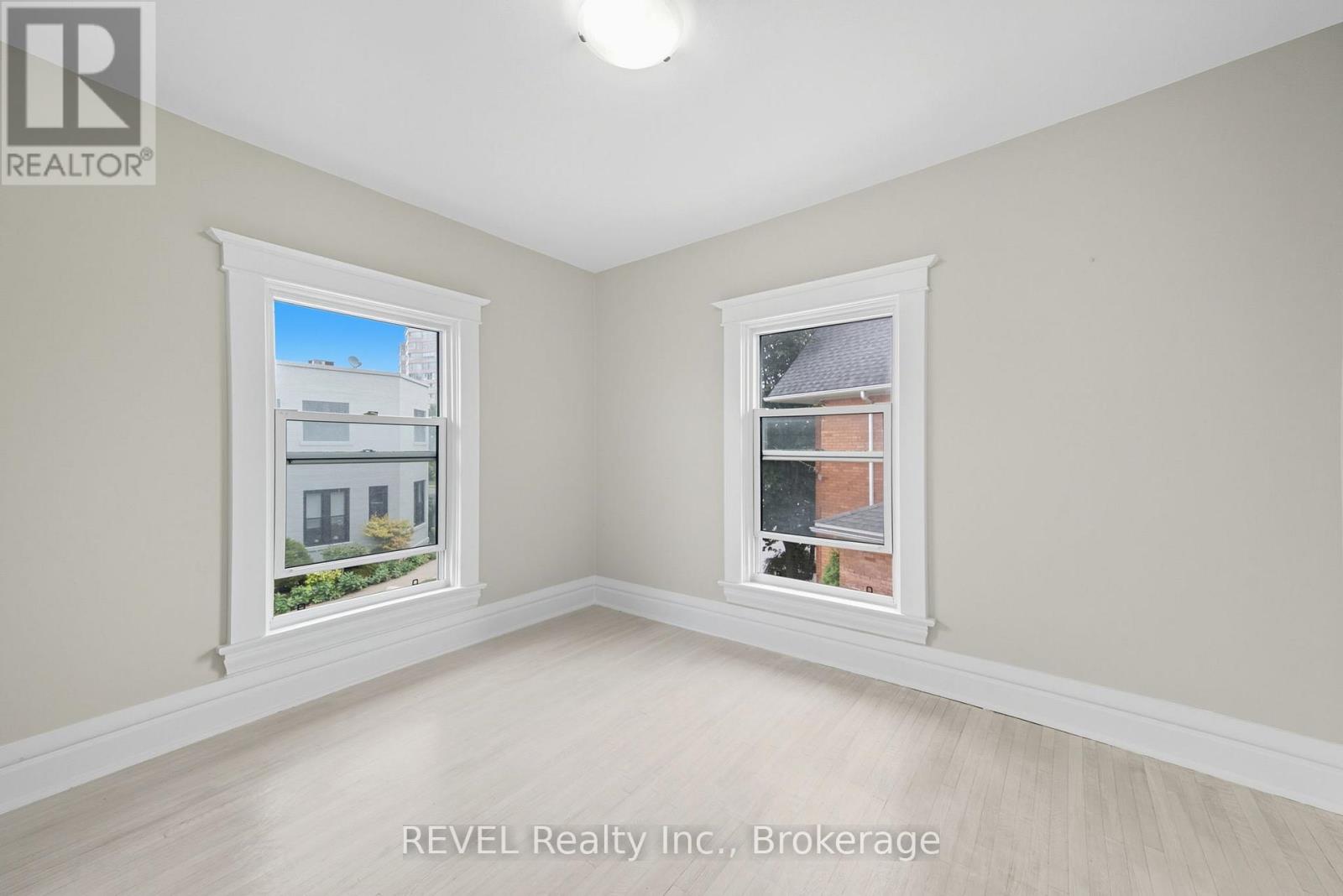 14 Bond Street, St. Catharines, Ontario  L2R 4Z2 - Photo 7 - X12428011