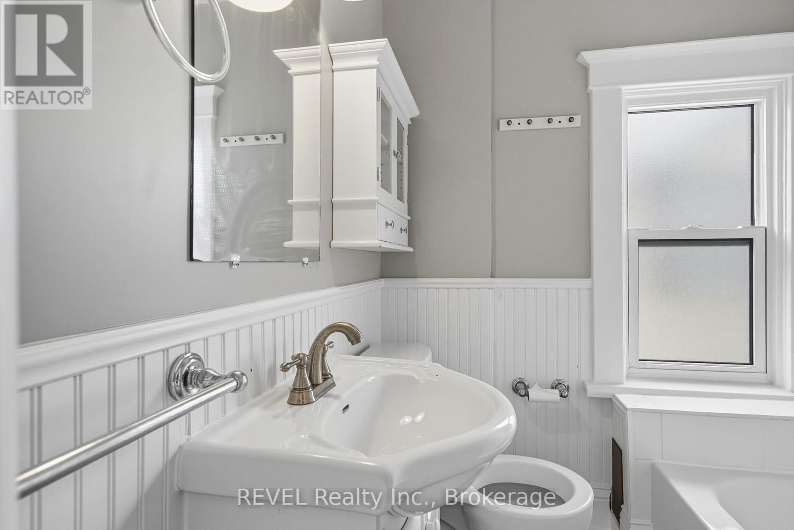 14 Bond Street, St. Catharines, Ontario  L2R 4Z2 - Photo 9 - X12428011