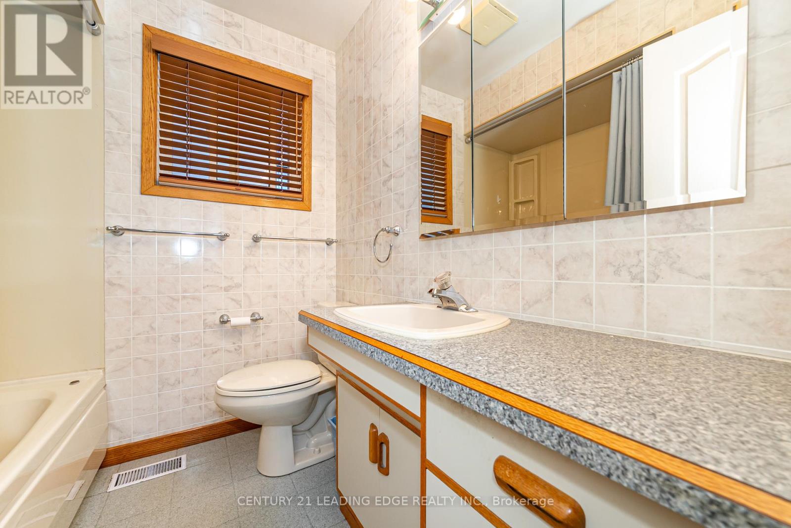 815 Douglas Avenue, Pickering, Ontario  L1W 1N2 - Photo 12 - E12428073