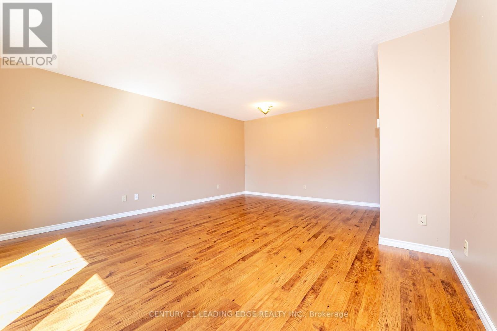 815 Douglas Avenue, Pickering, Ontario  L1W 1N2 - Photo 4 - E12428073