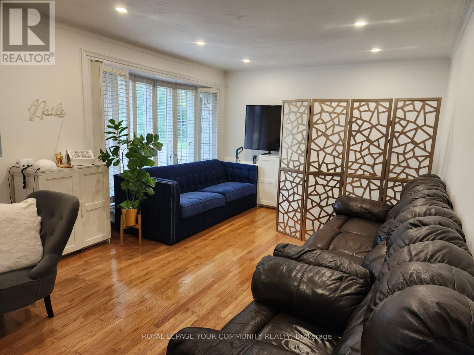 394 Paliser Crescent N, Richmond Hill, Ontario  L4C 1R6 - Photo 3 - N12423103