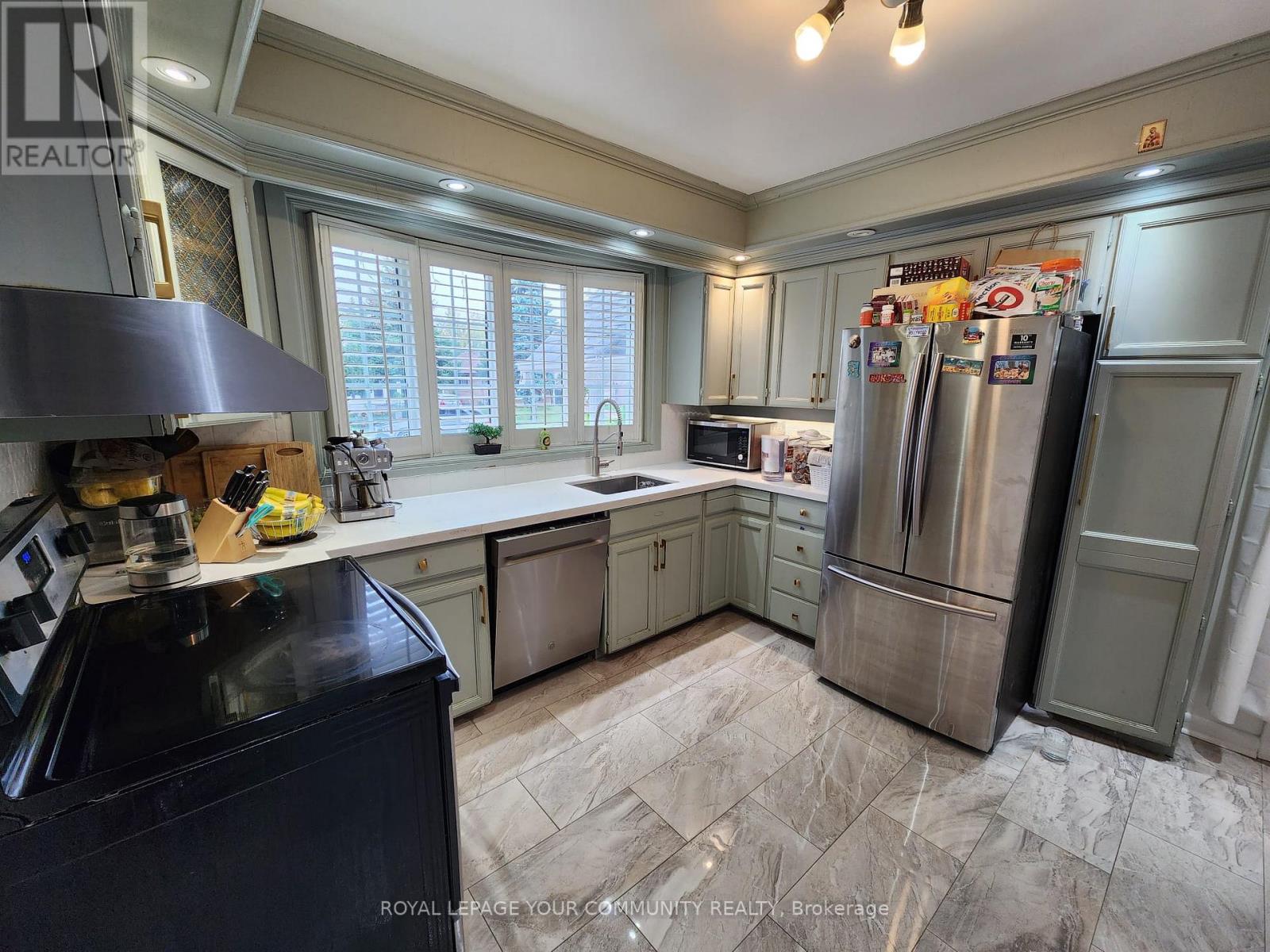 394 Paliser Crescent N, Richmond Hill, Ontario  L4C 1R6 - Photo 8 - N12423103