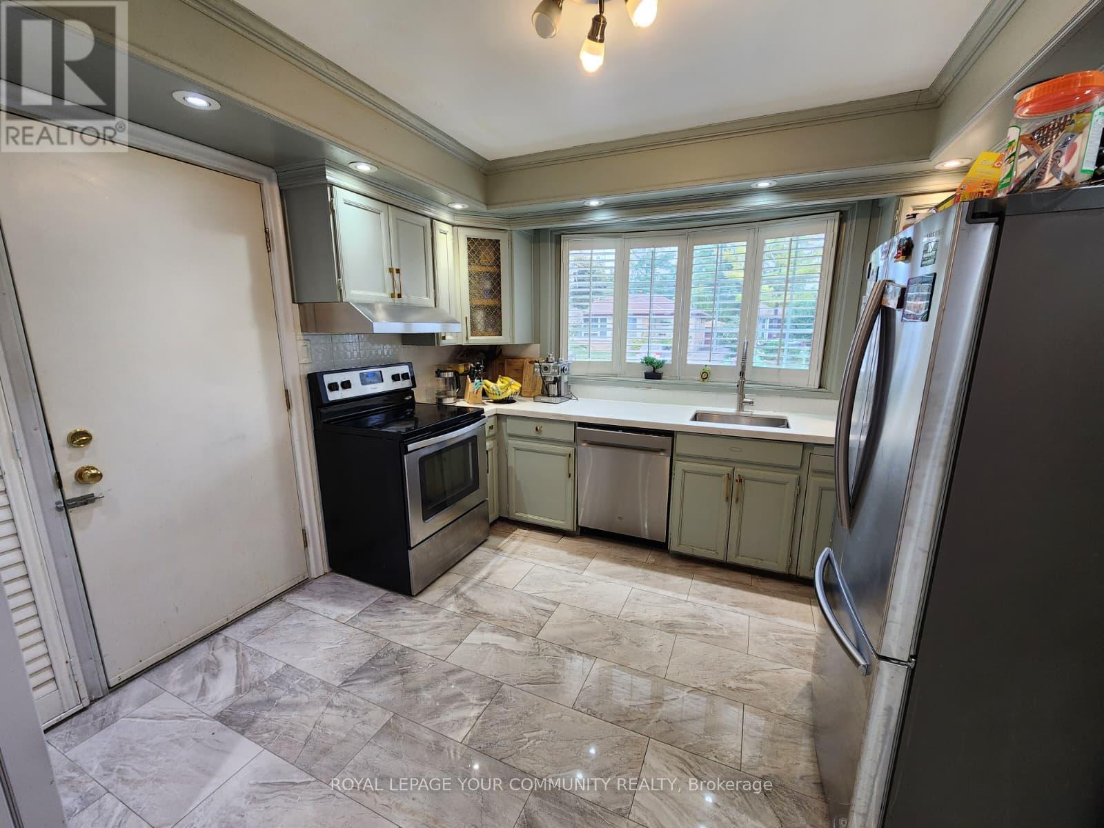 394 Paliser Crescent N, Richmond Hill, Ontario  L4C 1R6 - Photo 9 - N12423103