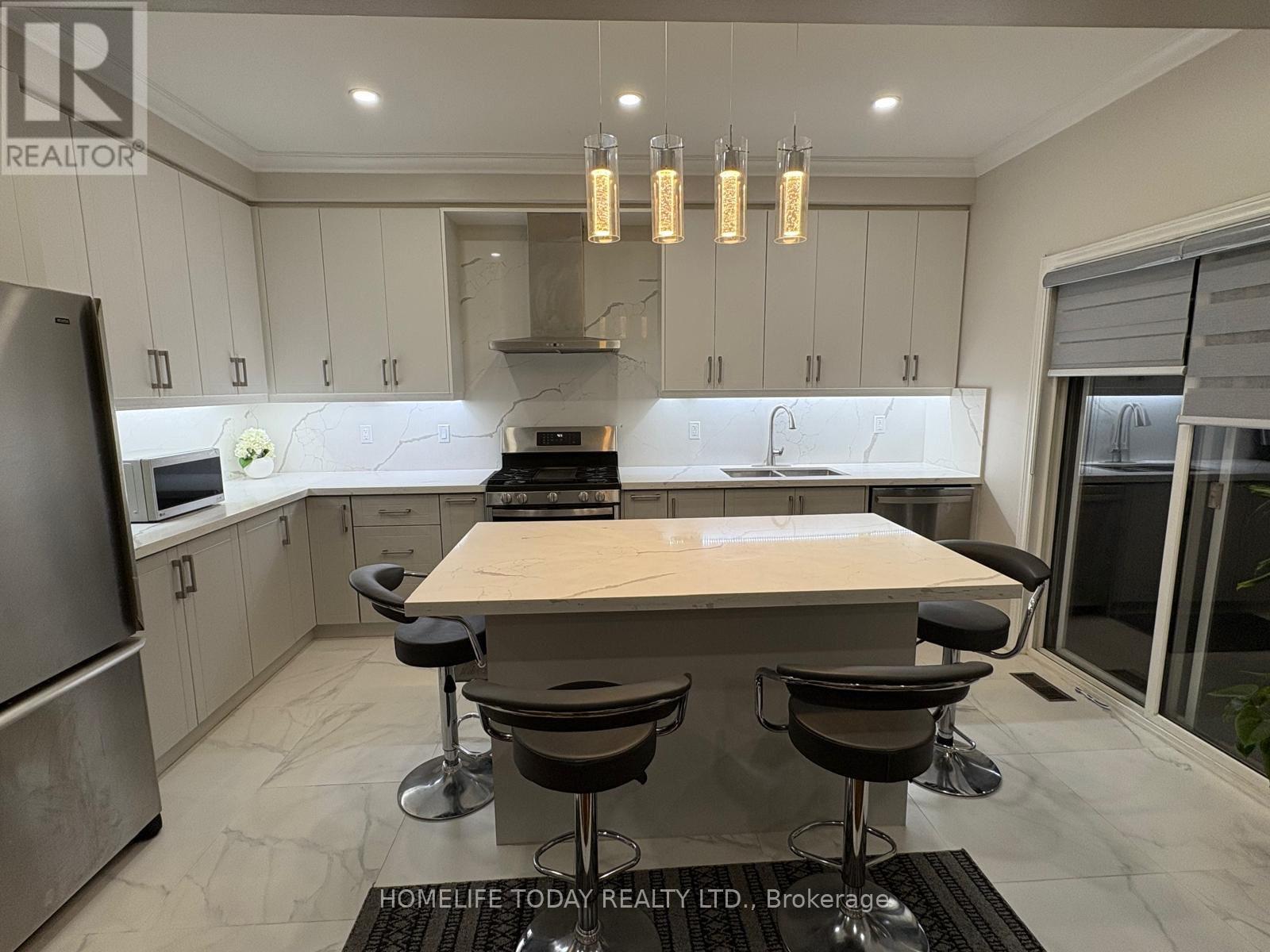 39 Park Place Drive, Markham, Ontario  L6E 1Z9 - Photo 5 - N12426697