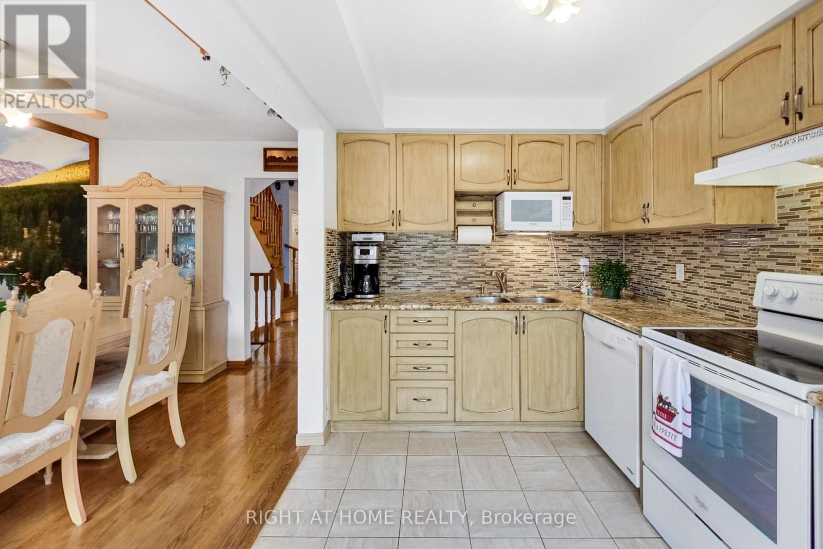 28 Foxtail Ridge, Newmarket, Ontario  L3X 1Z6 - Photo 12 - N12428021