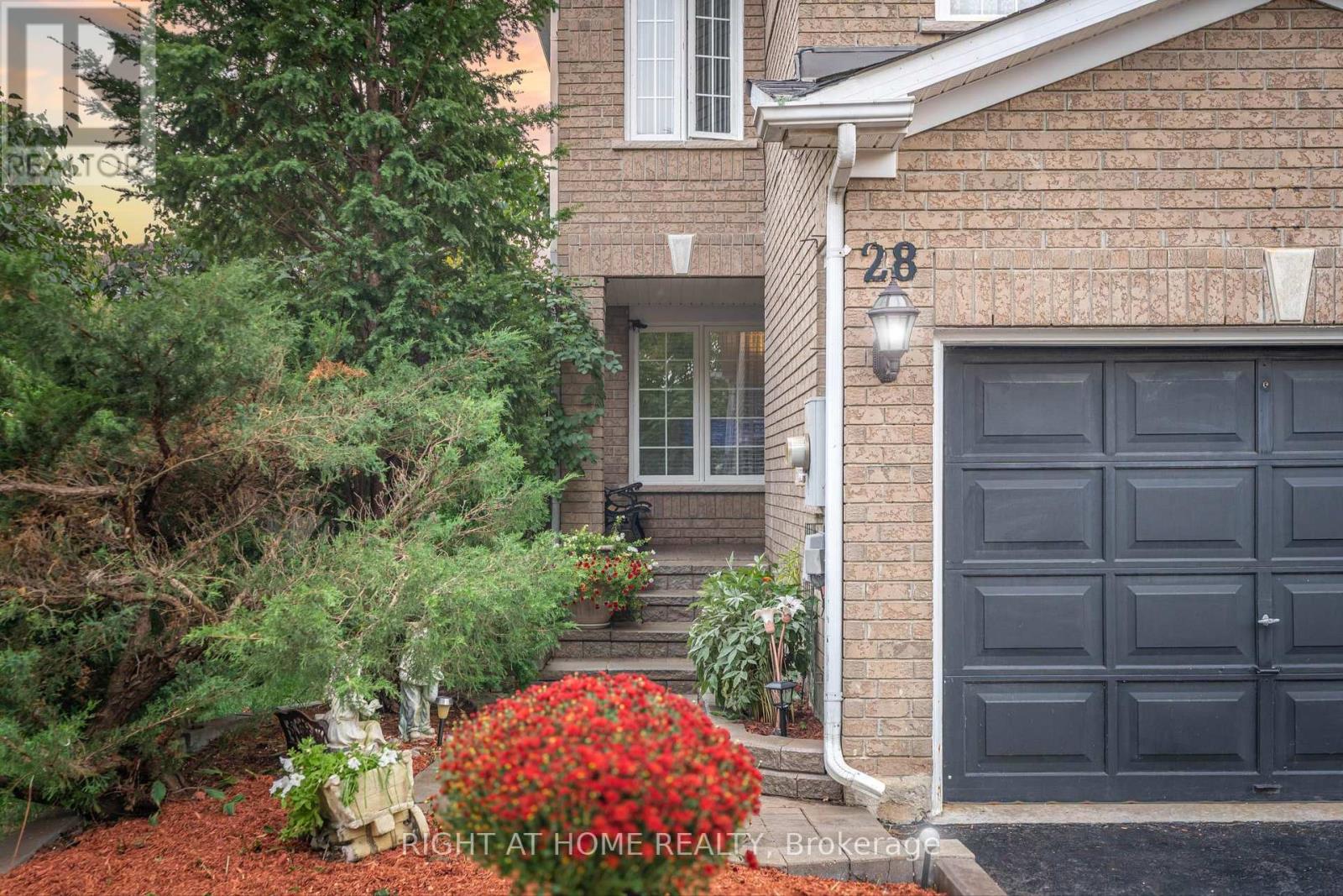 28 Foxtail Ridge, Newmarket, Ontario  L3X 1Z6 - Photo 3 - N12428021