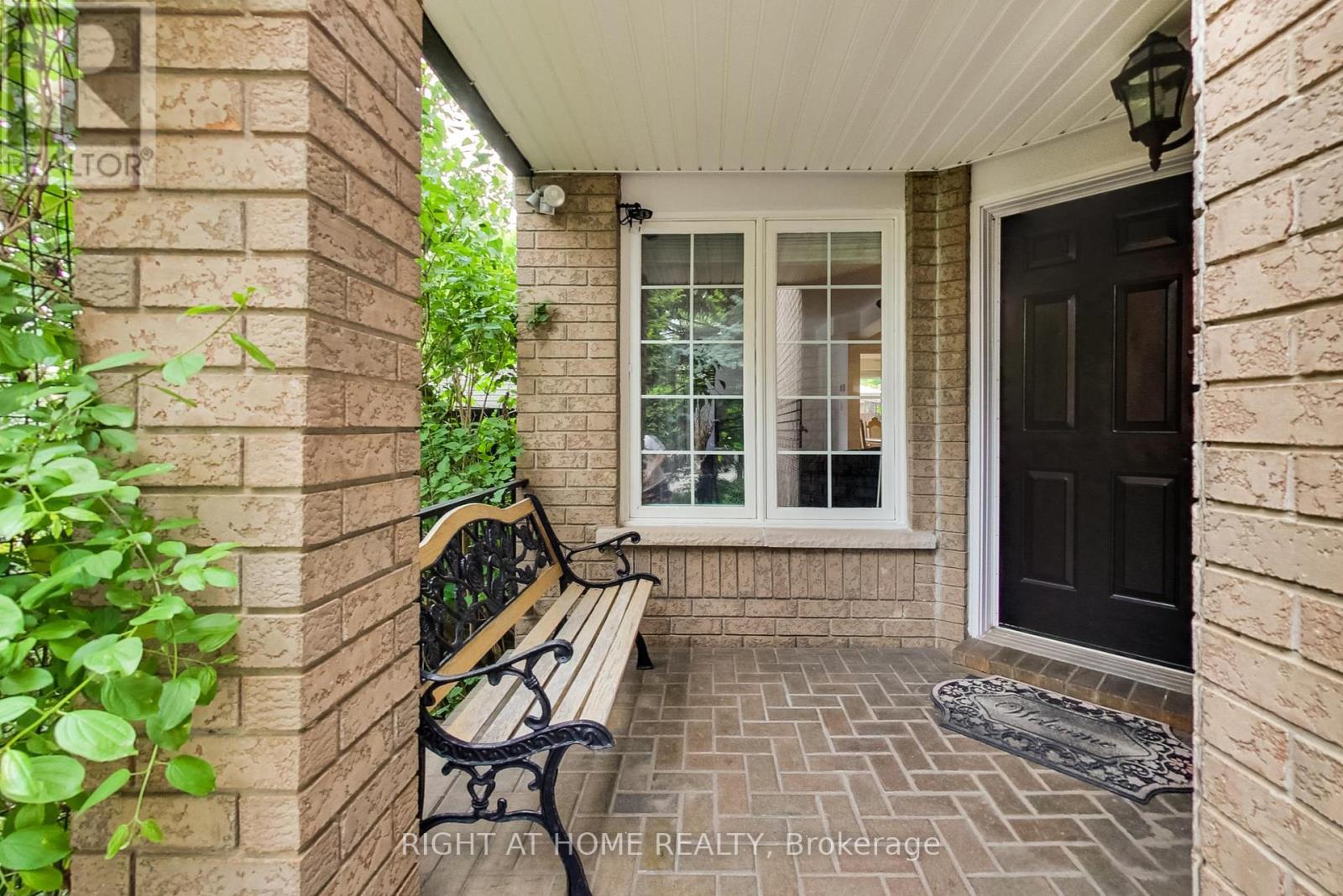 28 Foxtail Ridge, Newmarket, Ontario  L3X 1Z6 - Photo 4 - N12428021