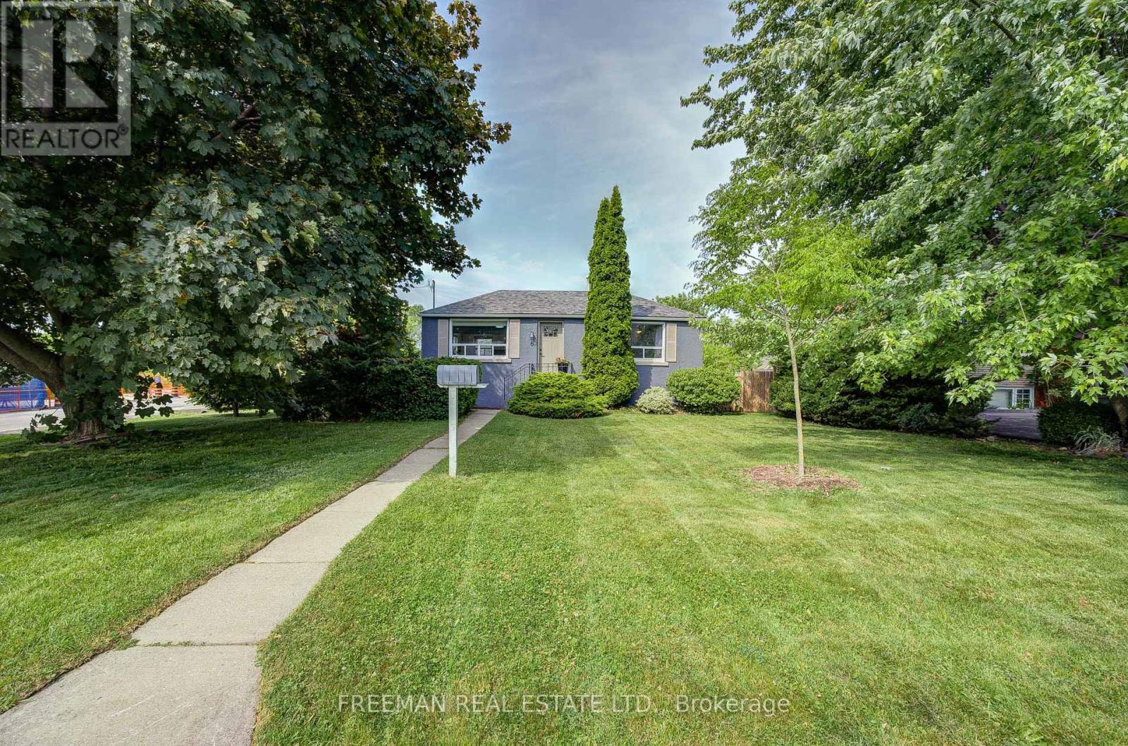 6 Lloyd George Avenue, Toronto, Ontario  M8W 3W4 - Photo 2 - W12409915