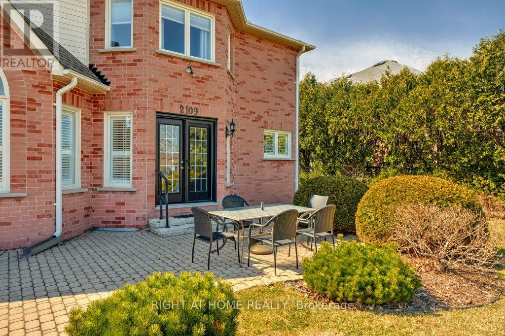 2109 Berwick Drive, Burlington, Ontario  L7M 4B3 - Photo 36 - W12428027