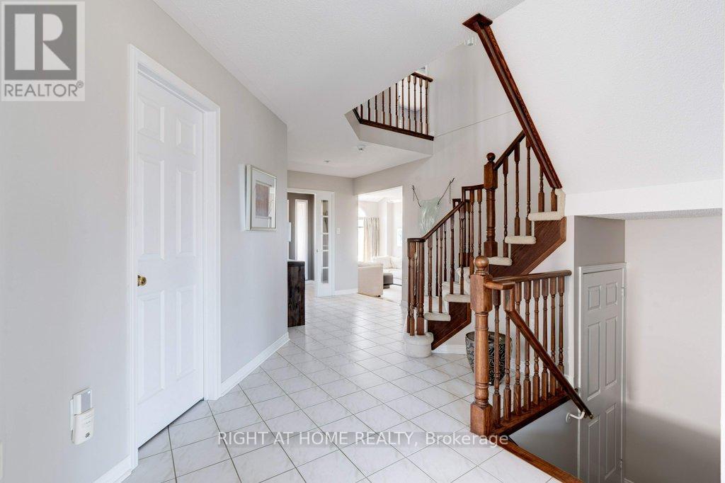 2109 Berwick Drive, Burlington, Ontario  L7M 4B3 - Photo 5 - W12428027