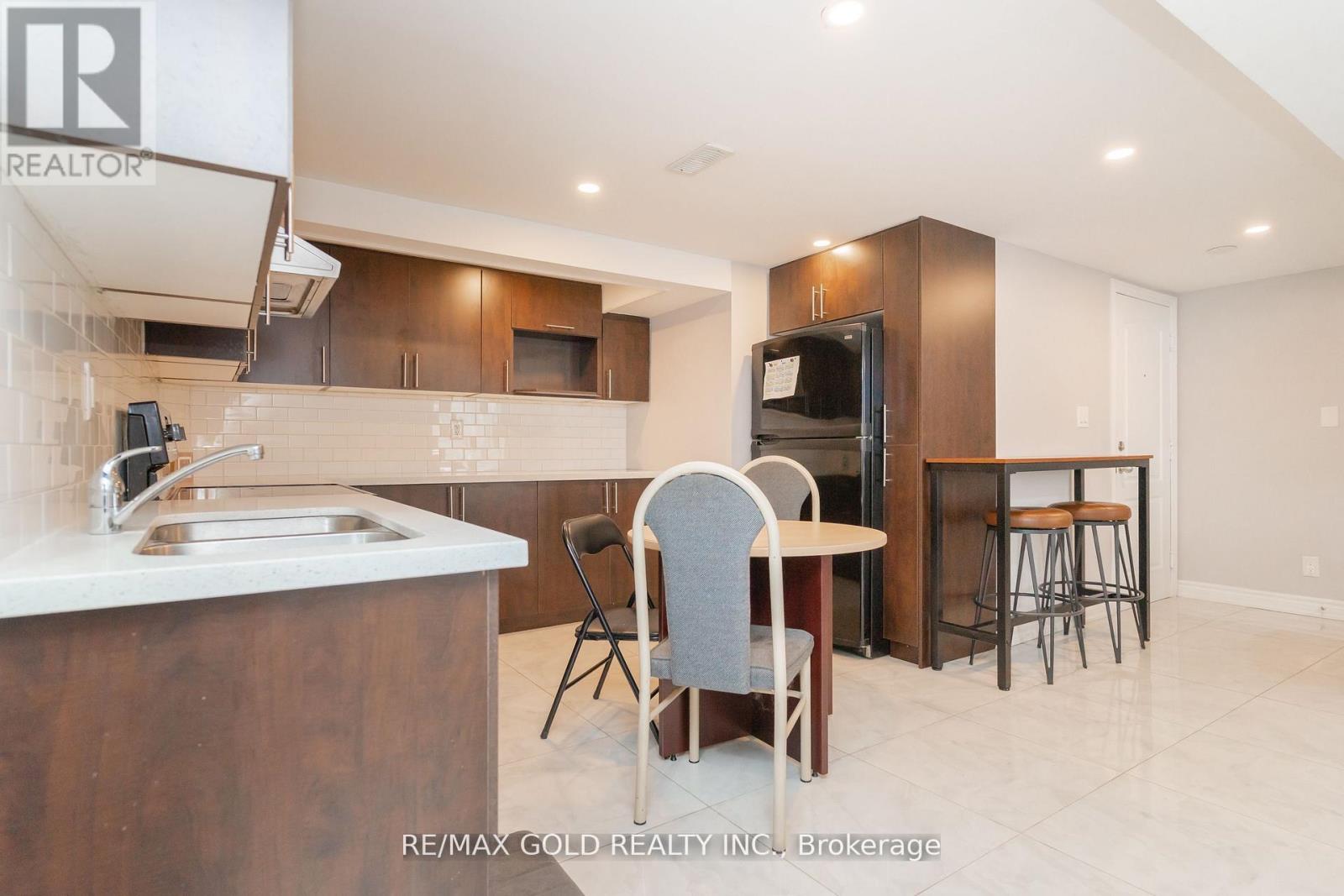 10 Brookdale Crescent, Brampton, Ontario  L6T 1M7 - Photo 30 - W12428067