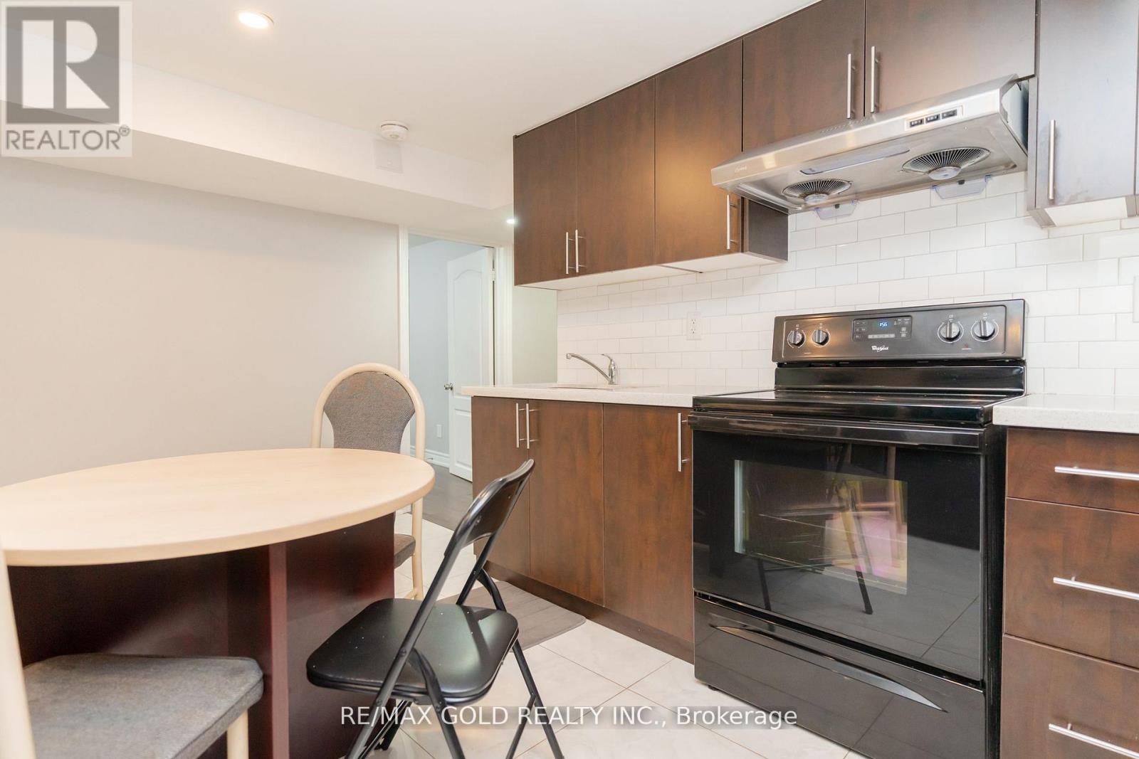 10 Brookdale Crescent, Brampton, Ontario  L6T 1M7 - Photo 31 - W12428067