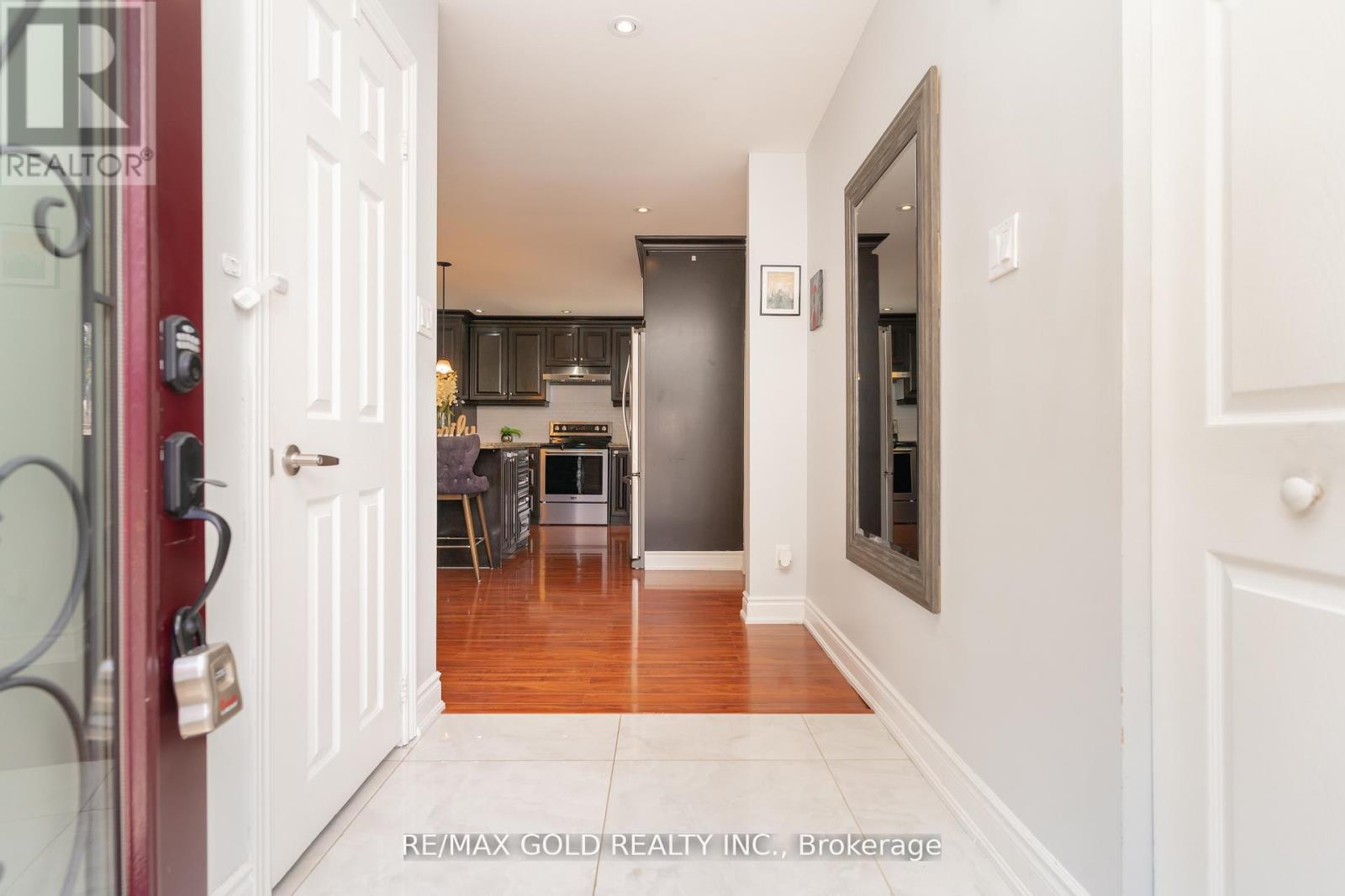 10 Brookdale Crescent, Brampton, Ontario  L6T 1M7 - Photo 4 - W12428067