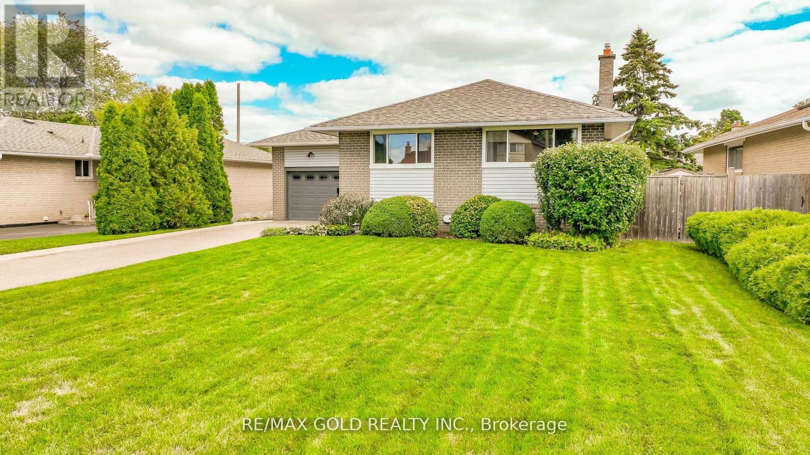 36 Alderbury Crescent, Brampton, Ontario  L6T 1P6 - Photo 2 - W12428069