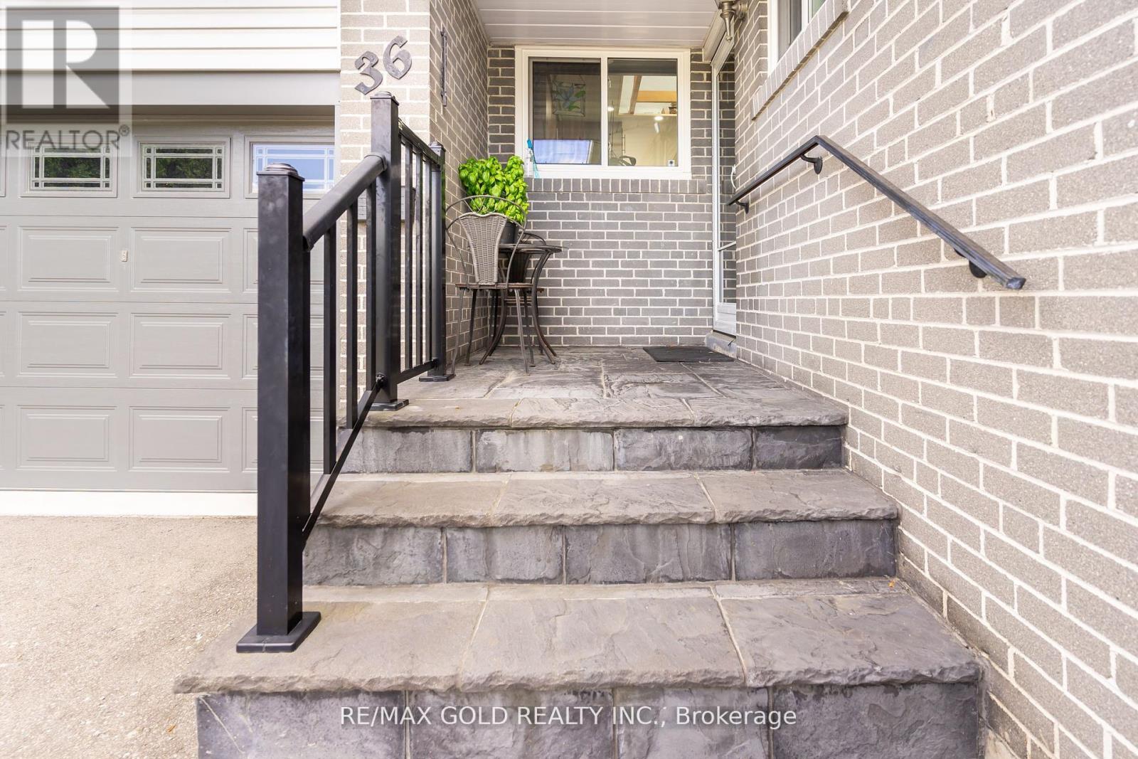 36 Alderbury Crescent, Brampton, Ontario  L6T 1P6 - Photo 5 - W12428069