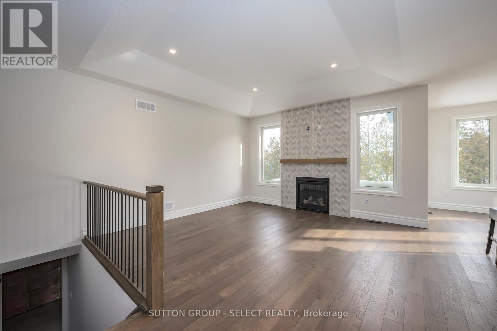7 Spruce Crescent, North Middlesex, Ontario  N0M 2K0 - Photo 6 - X12428107
