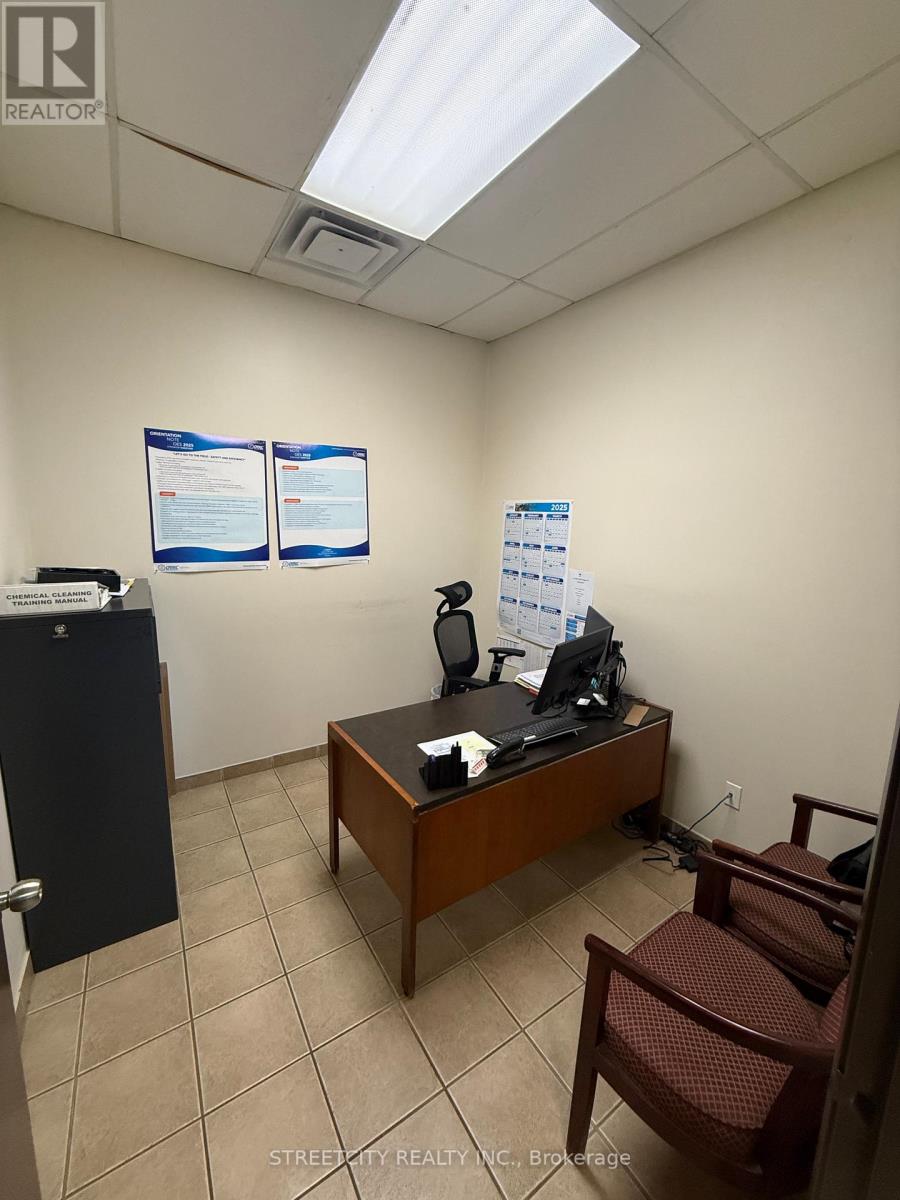 376 Sovereign Road, London East (East J), Ontario  N6M 1A5 - Photo 4 - X12428150