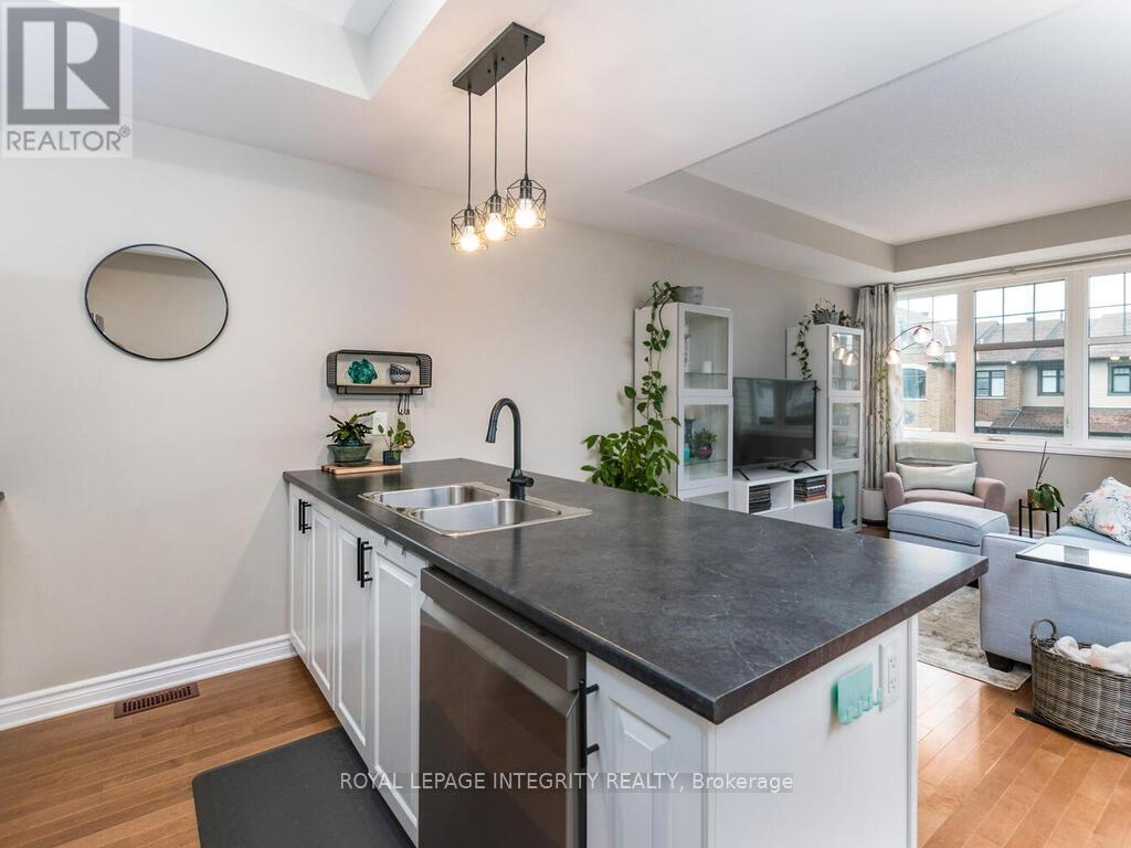 20 Fallengale Crescent W, Ottawa, Ontario  K2T 0L1 - Photo 15 - X12428077