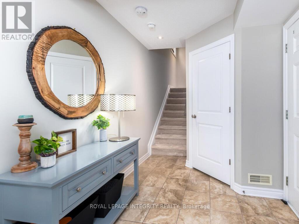 20 Fallengale Crescent W, Ottawa, Ontario  K2T 0L1 - Photo 4 - X12428077