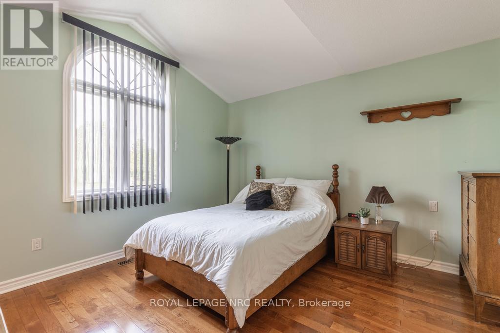 83 First Street Louth, St. Catharines, Ontario  L2S 2T7 - Photo 23 - X12428039
