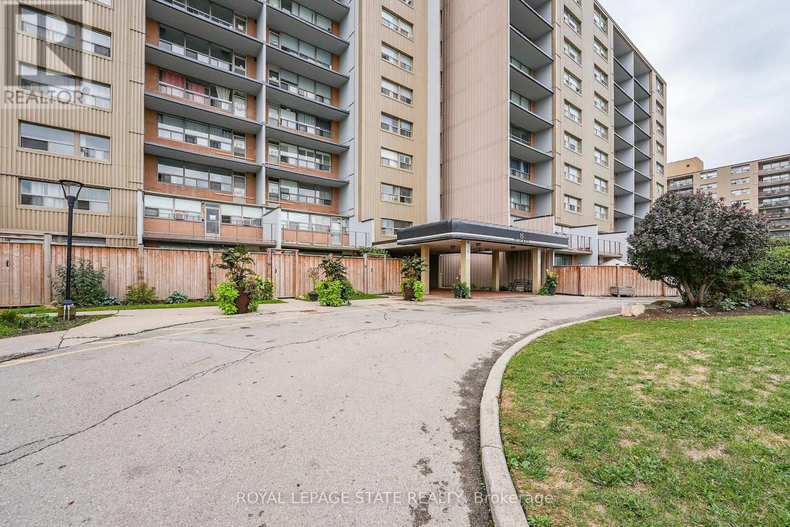 605 - 15 Albright Road, Hamilton, Ontario  L8K 5J2 - Photo 2 - X12428040